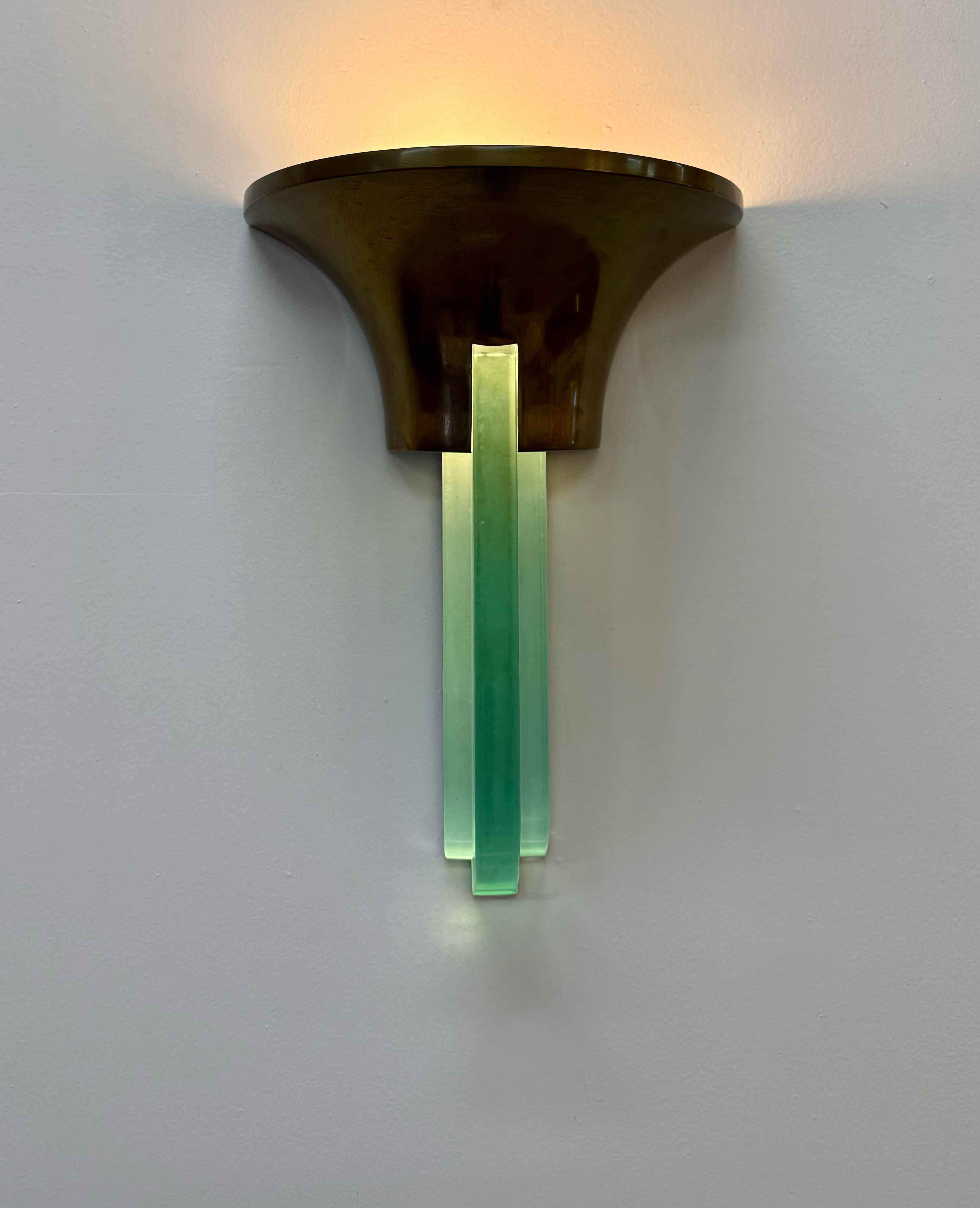 Aplique Art Decó francés de latón y cristal de Jean Perzel, años 40 en venta 1