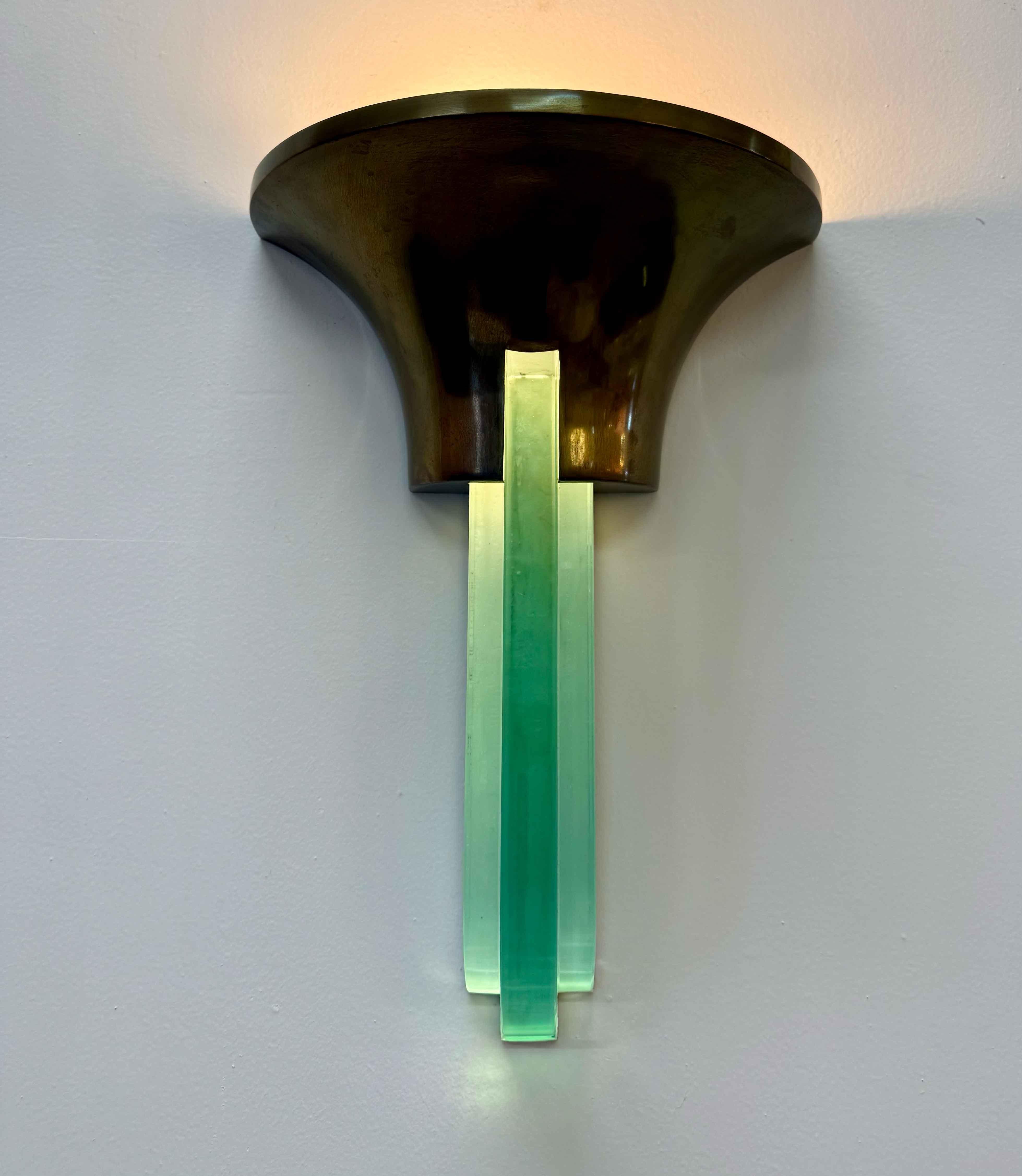 Aplique Art Decó francés de latón y cristal de Jean Perzel, años 40 en venta 2