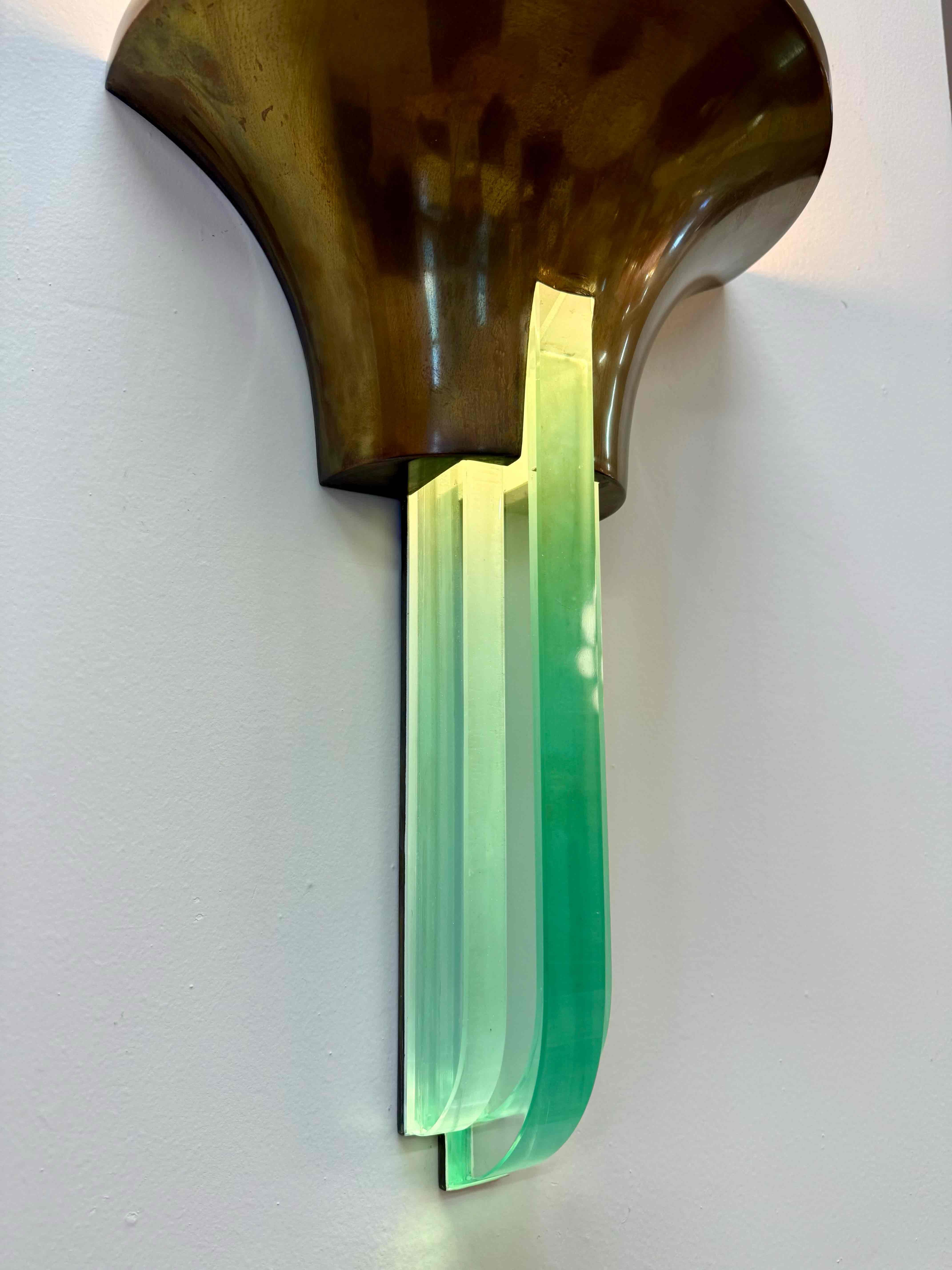 Aplique Art Decó francés de latón y cristal de Jean Perzel, años 40 en venta 3