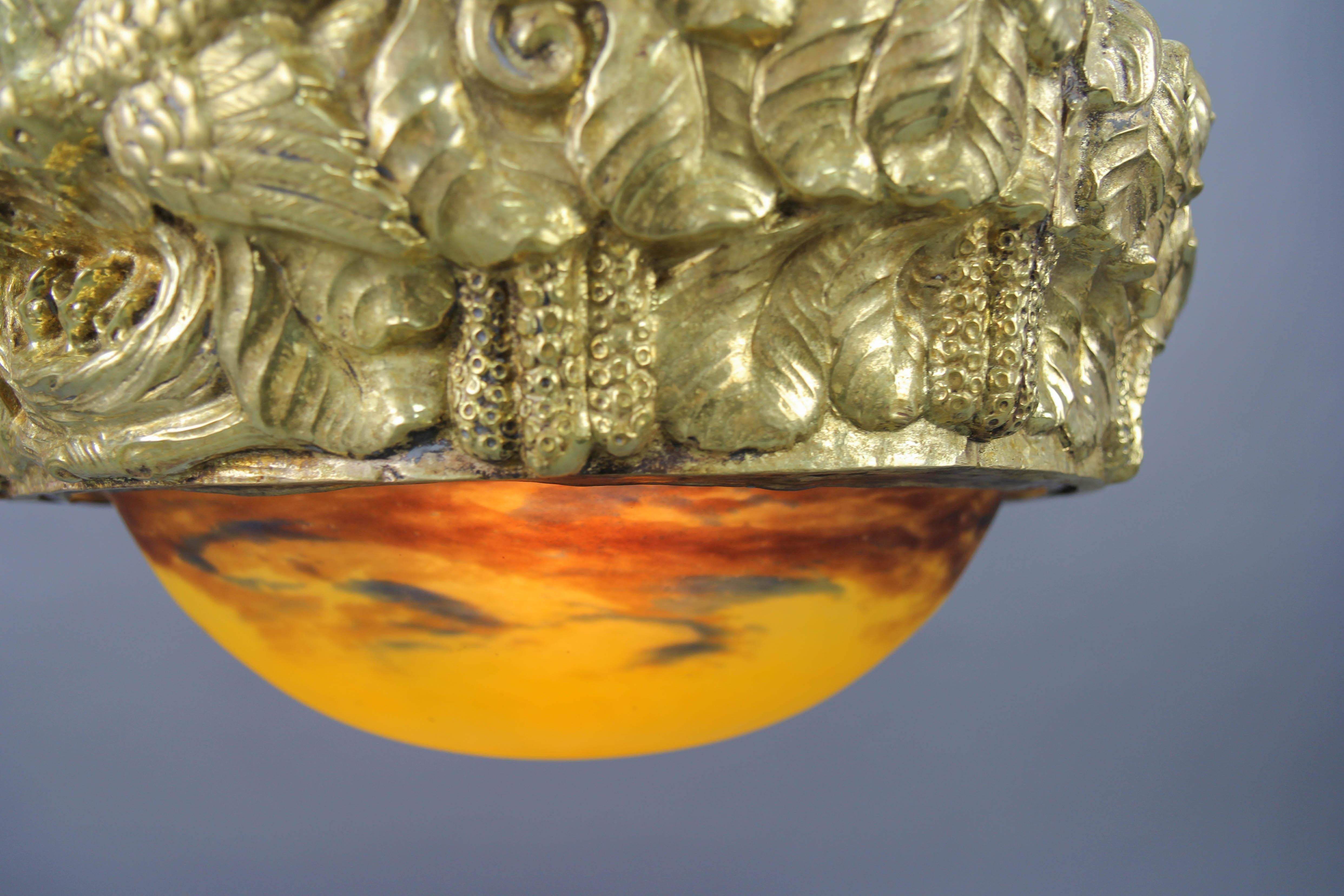 Französischer Art-Déco-Kronleuchter aus Messing mit gelbem Pâte de Verre-Glas von Degué im Angebot 5