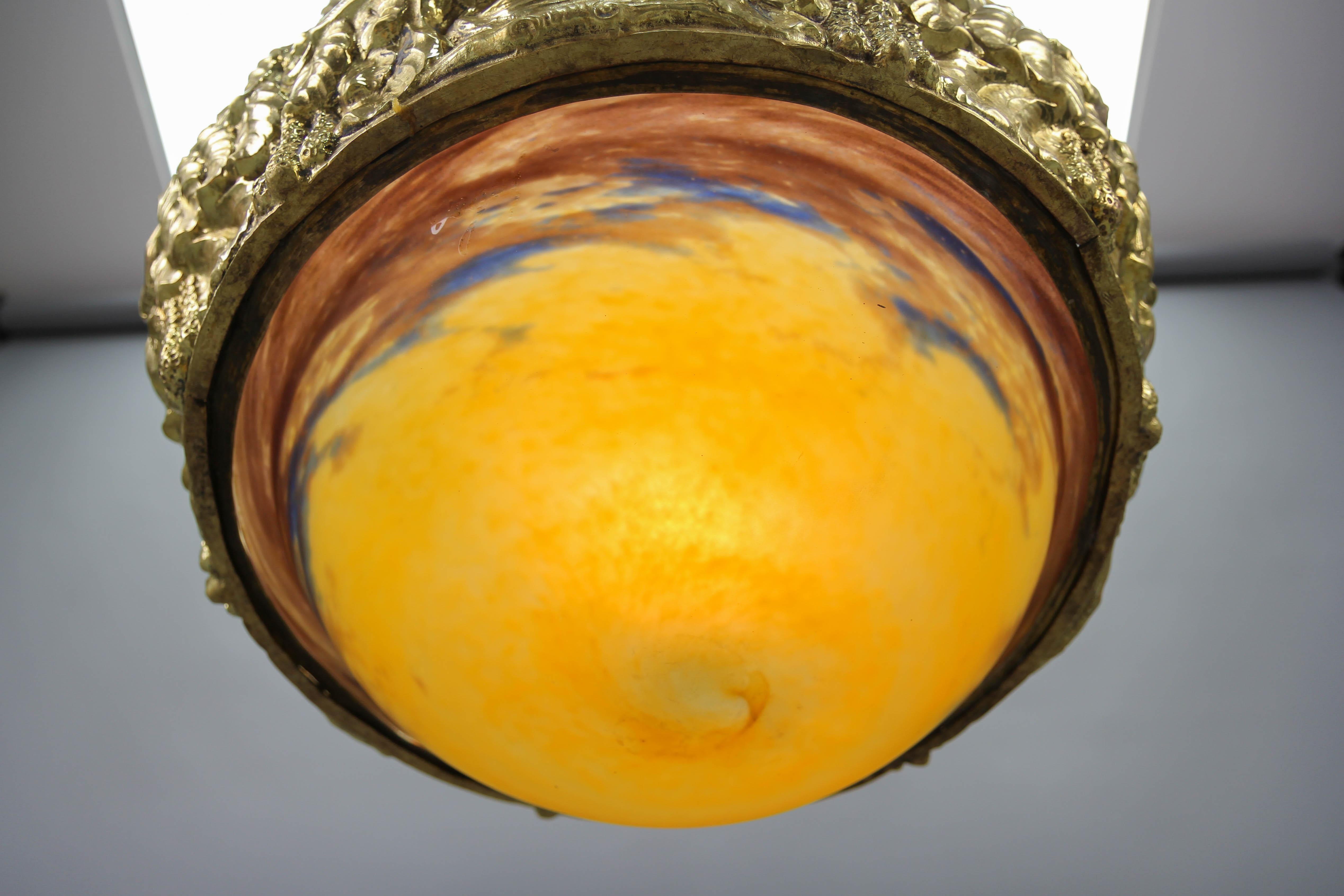 Französischer Art-Déco-Kronleuchter aus Messing mit gelbem Pâte de Verre-Glas von Degué im Angebot 8