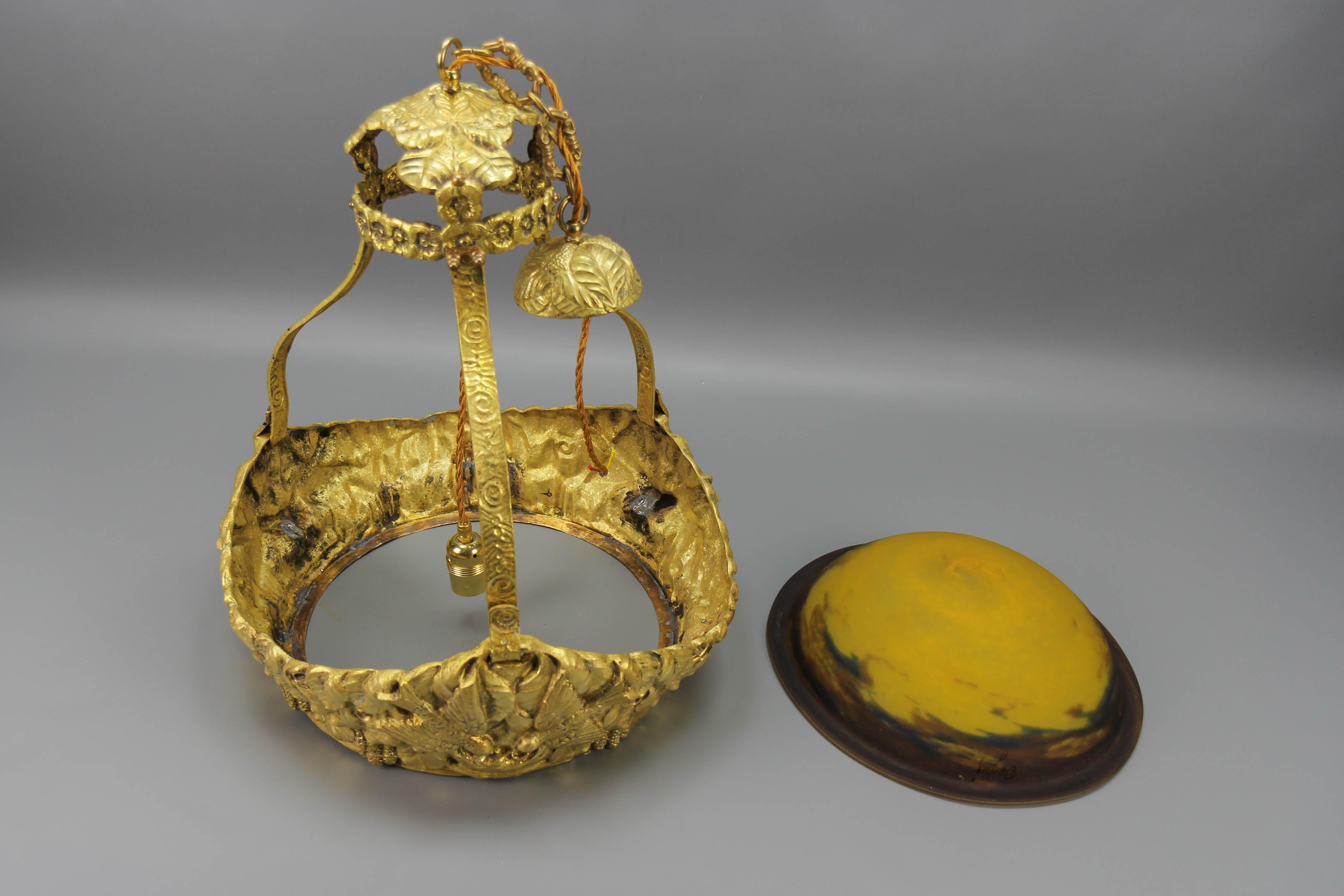 Französischer Art-Déco-Kronleuchter aus Messing mit gelbem Pâte de Verre-Glas von Degué im Angebot 13