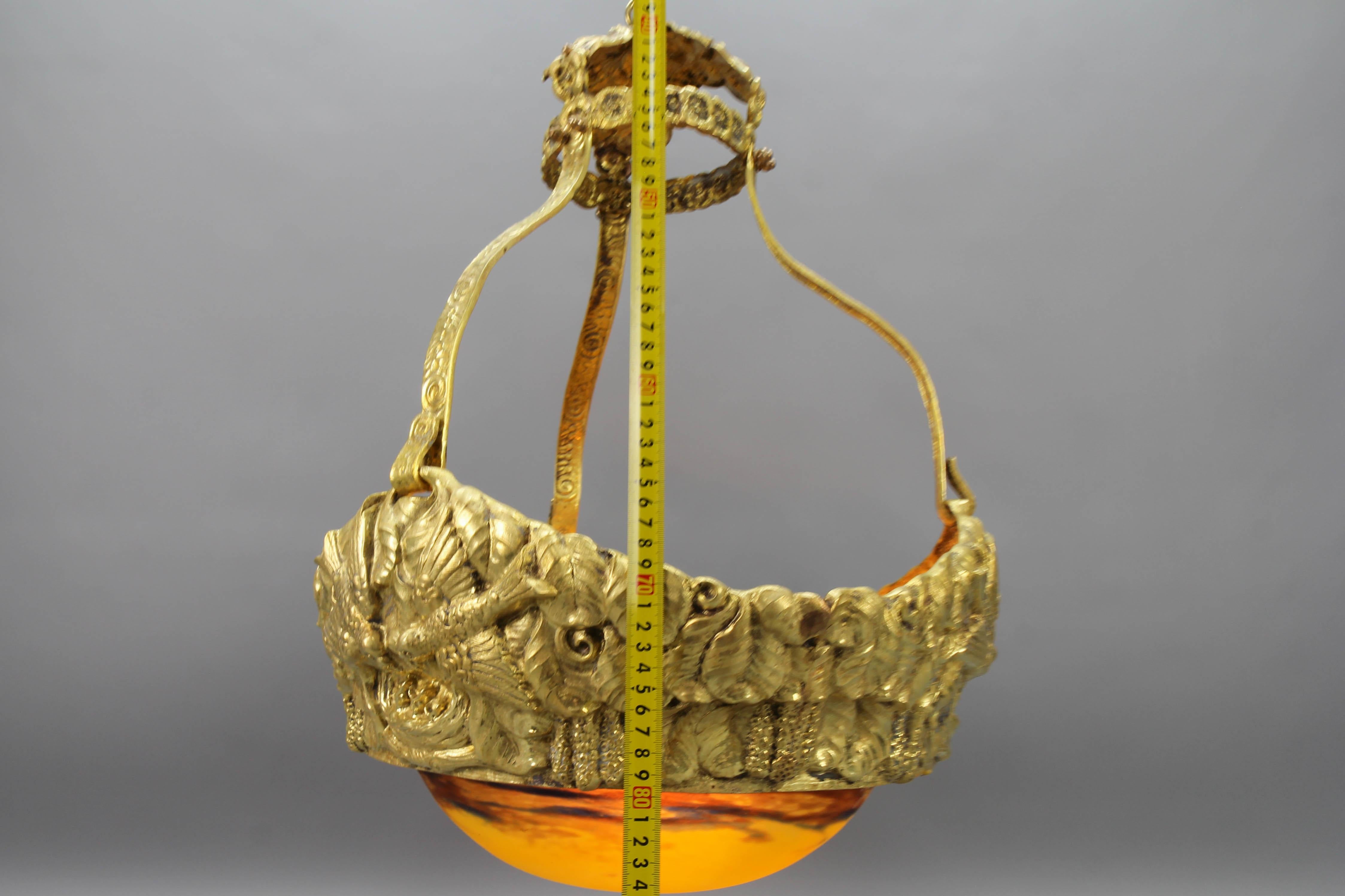 Französischer Art-Déco-Kronleuchter aus Messing mit gelbem Pâte de Verre-Glas von Degué im Angebot 14