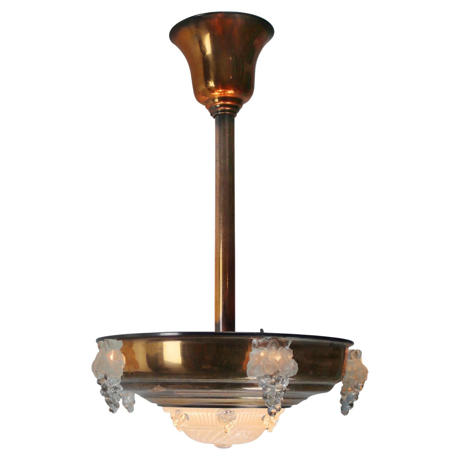 Grappoli d
uva in vetro pressato trasparente in ottone Art Deco francese in vendita