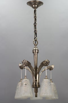 Lampadario a cinque luci in ottone Art Deco francese con vetro bianco di Degué, anni '30
