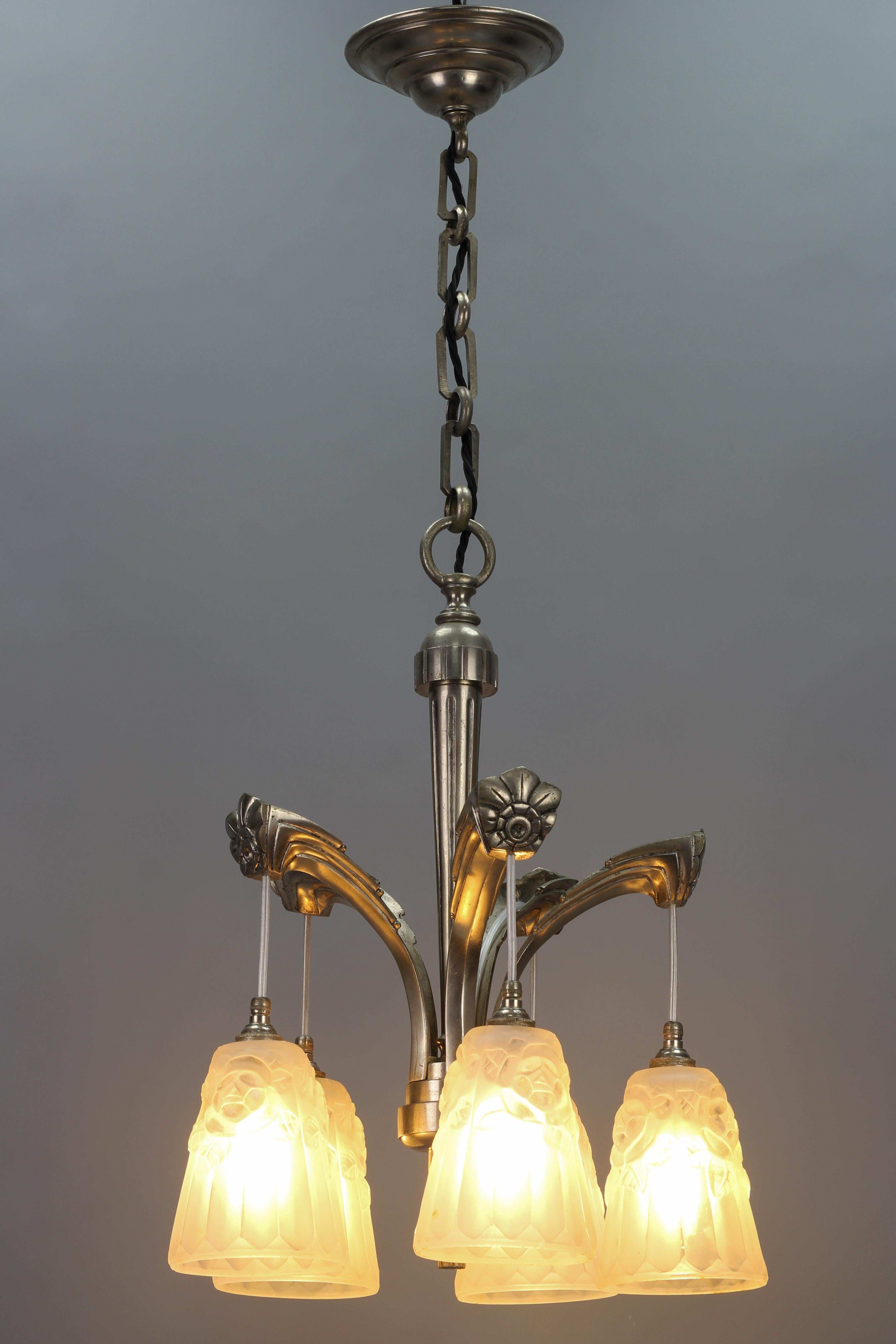 French Art Deco Brass Five-Light Chandelier with White Glass by Degué, 1930s In Good Condition For Sale In Barntrup, DE