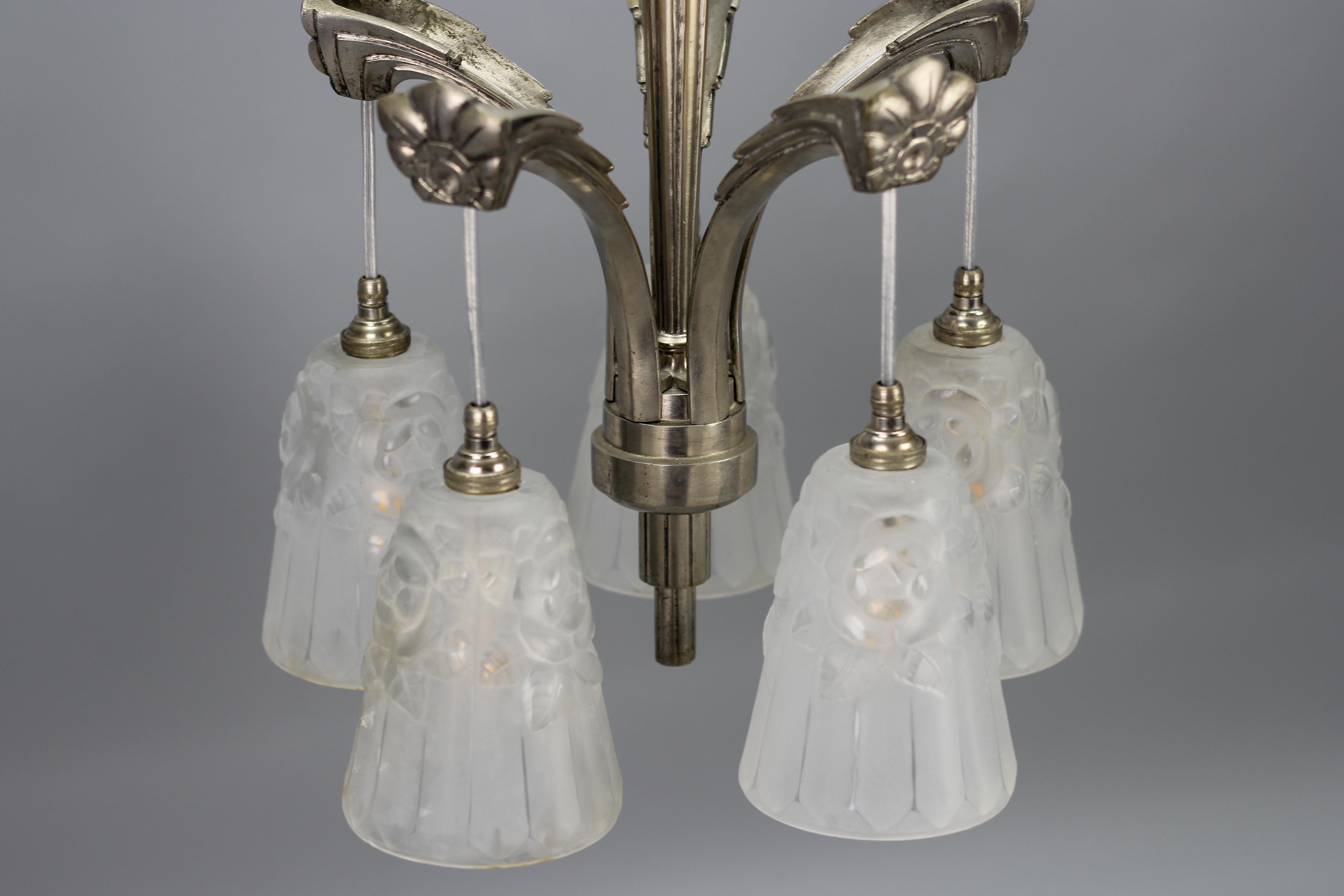 Lustre Art Déco français à cinq lumières en laiton et verre blanc par Degué, 1930s en vente 1