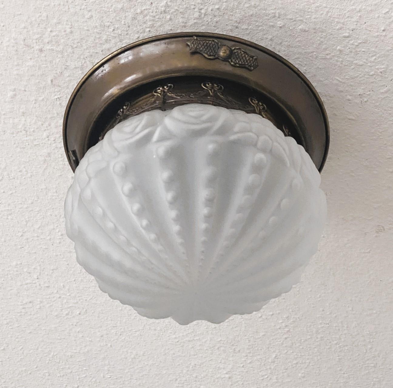 Französische Deckenleuchte, Art déco, Messing, mattiertes Kunstglas, Einbaubeleuchtung, Art déco (Mattiert) im Angebot