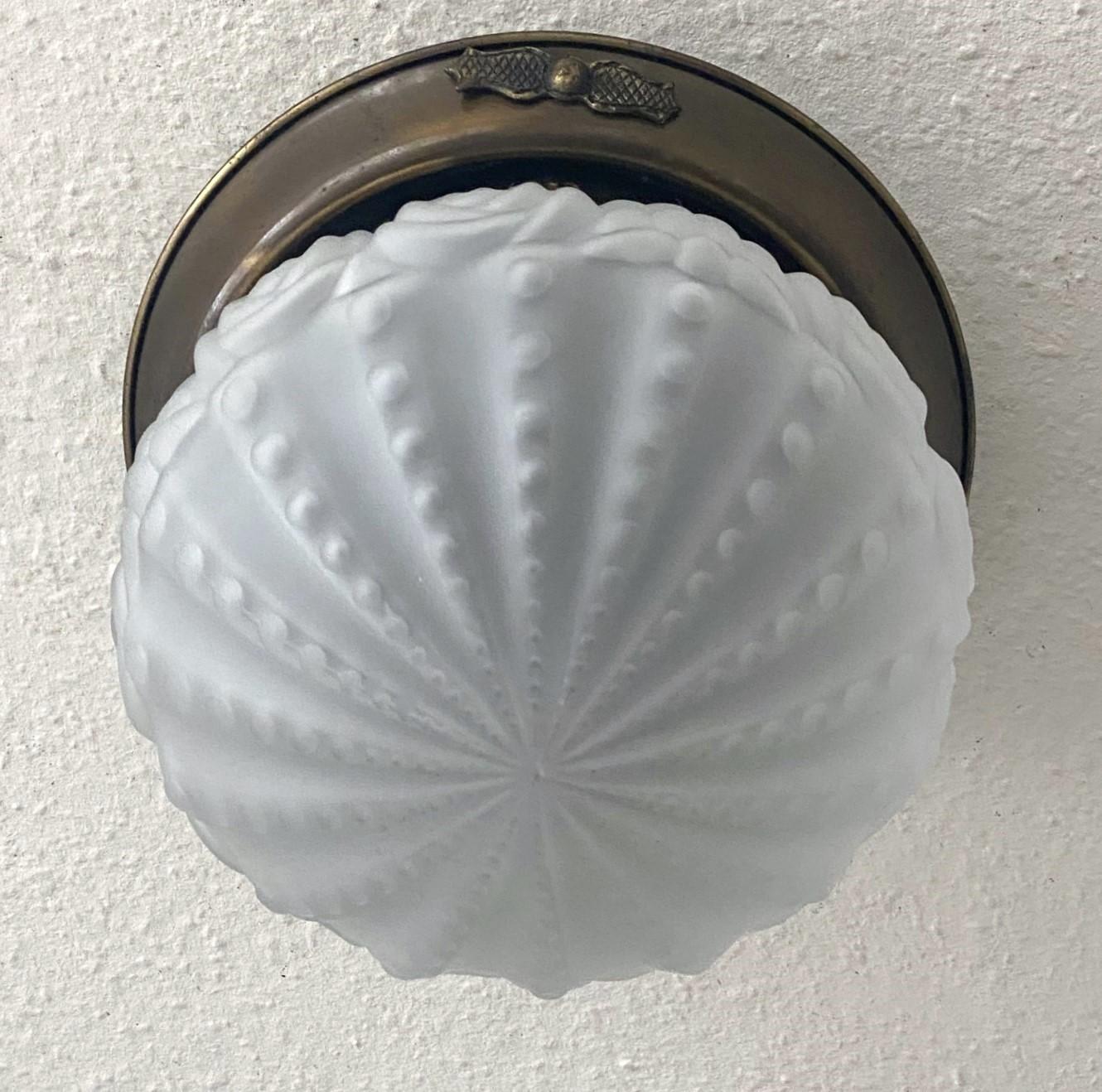 Französische Deckenleuchte, Art déco, Messing, mattiertes Kunstglas, Einbaubeleuchtung, Art déco im Zustand „Gut“ im Angebot in Frankfurt am Main, DE