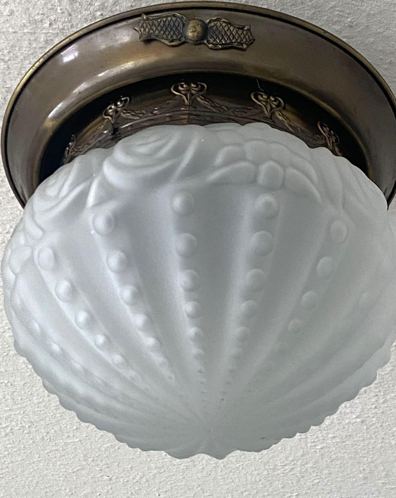 Französische Deckenleuchte, Art déco, Messing, mattiertes Kunstglas, Einbaubeleuchtung, Art déco (20. Jahrhundert) im Angebot