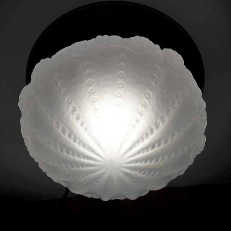 Französische Deckenleuchte, Art déco, Messing, mattiertes Kunstglas, Einbaubeleuchtung, Art déco im Angebot 2