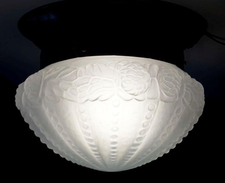 Französische Deckenleuchte, Art déco, Messing, mattiertes Kunstglas, Einbaubeleuchtung, Art déco im Angebot 3