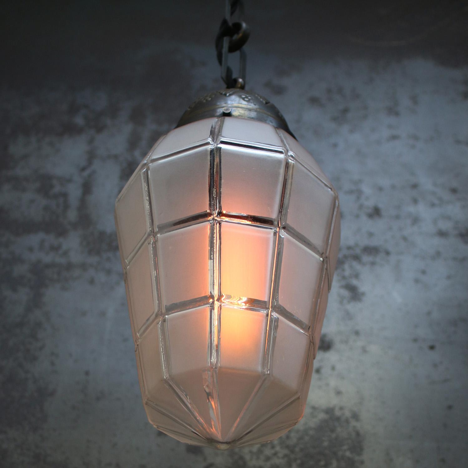 French Art Deco Brass Frosted Cut Glass Pendant Light 1920s In Good Condition For Sale In Amsterdam, NL