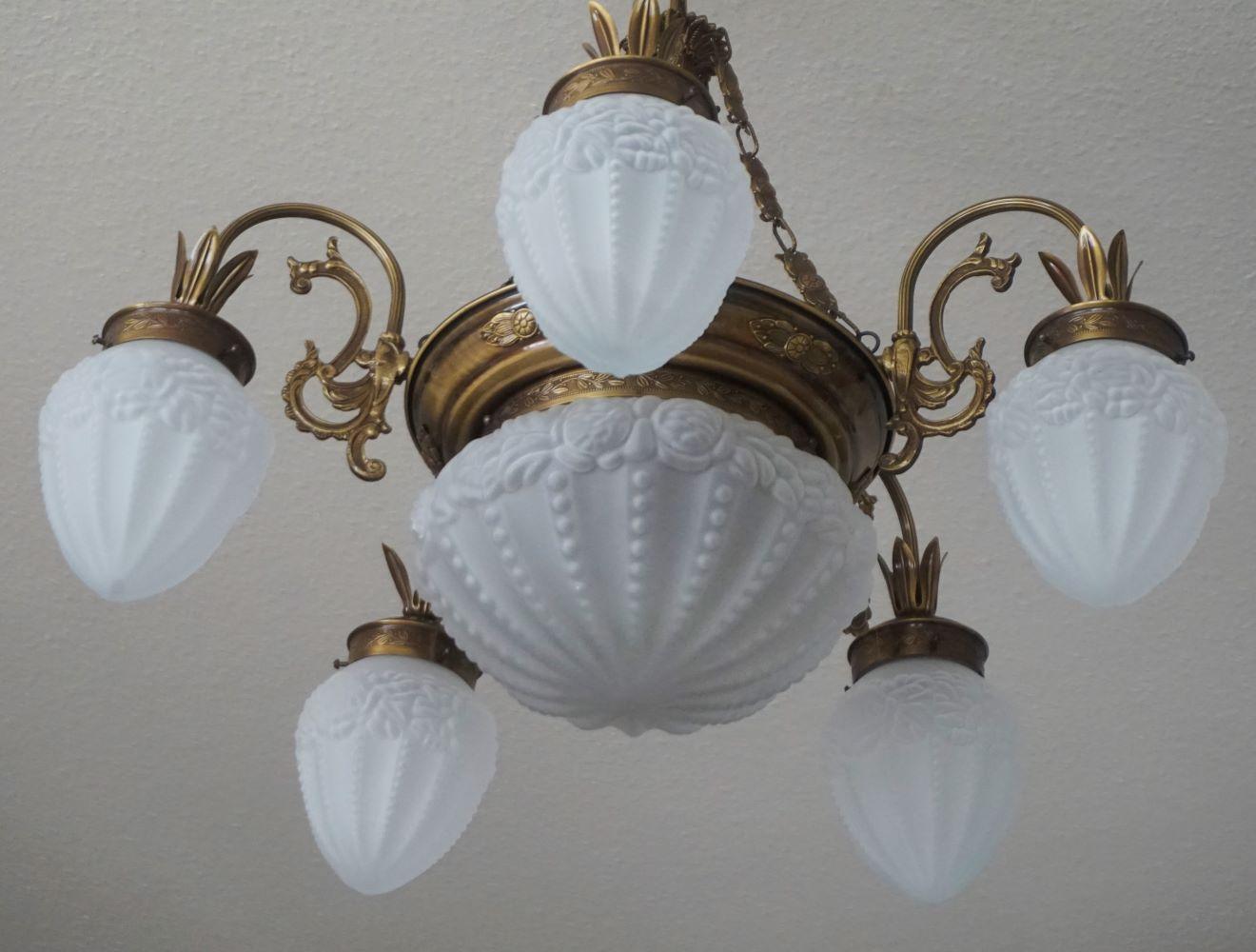 French Art Deco Frosted Glass Brass Six-Light Chandelier In Good Condition For Sale In Frankfurt am Main, DE