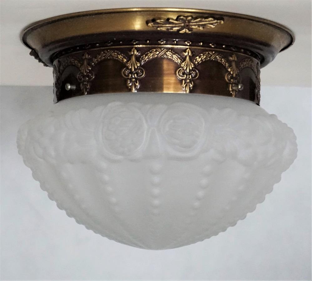 A lovely Art Deco flushmount, France, 1930-1939. Burnished brass base fitted with a frosted high relief glass globe with beautiful detailing.
With one Edison E-27 light socket for a large sized bulb up to 100W.
Measures: Diameter 12