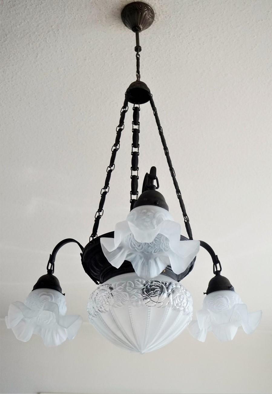 Vierflammiger Kronleuchter aus Messing und Milchglas im Art déco-Stil, Französisch (Mattiert) im Angebot
