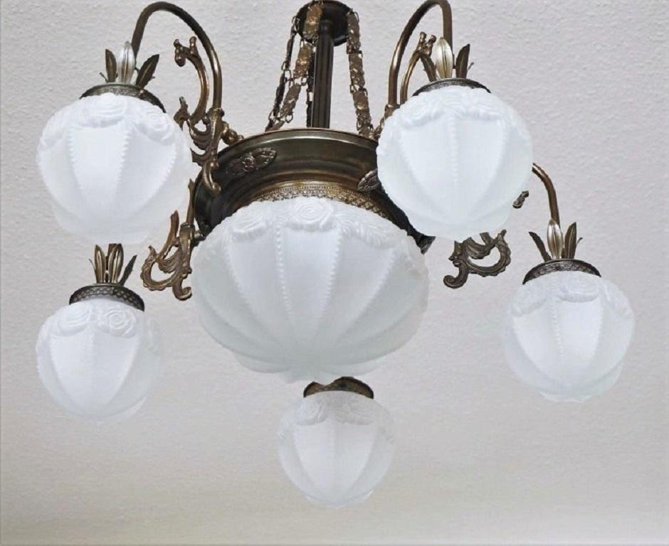 French Art Deco Brass Frosted Glass Seven-Light Chandelier In Good Condition In Frankfurt am Main, DE