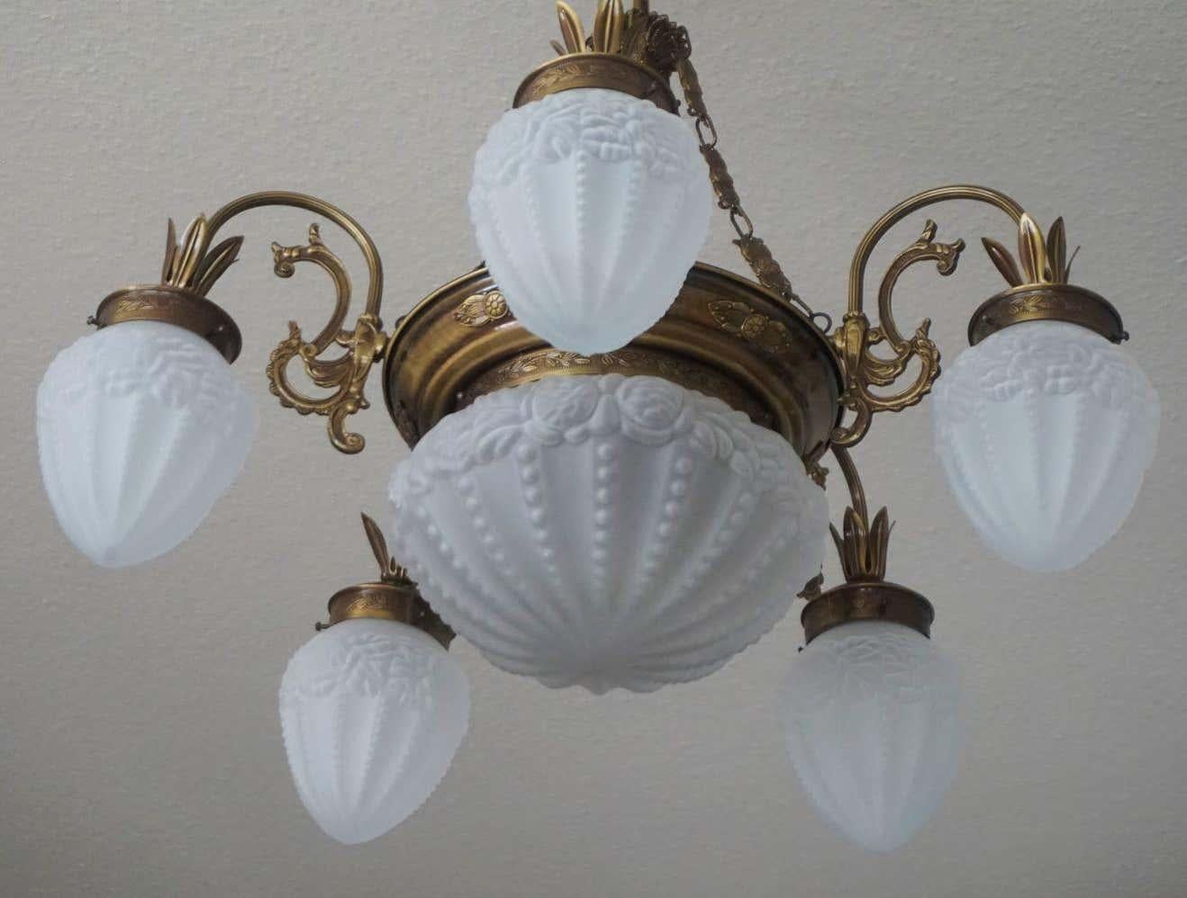 French Art Deco Frosted Glass Brass Six-Light Chandelier, 1940s In Good Condition For Sale In Frankfurt am Main, DE
