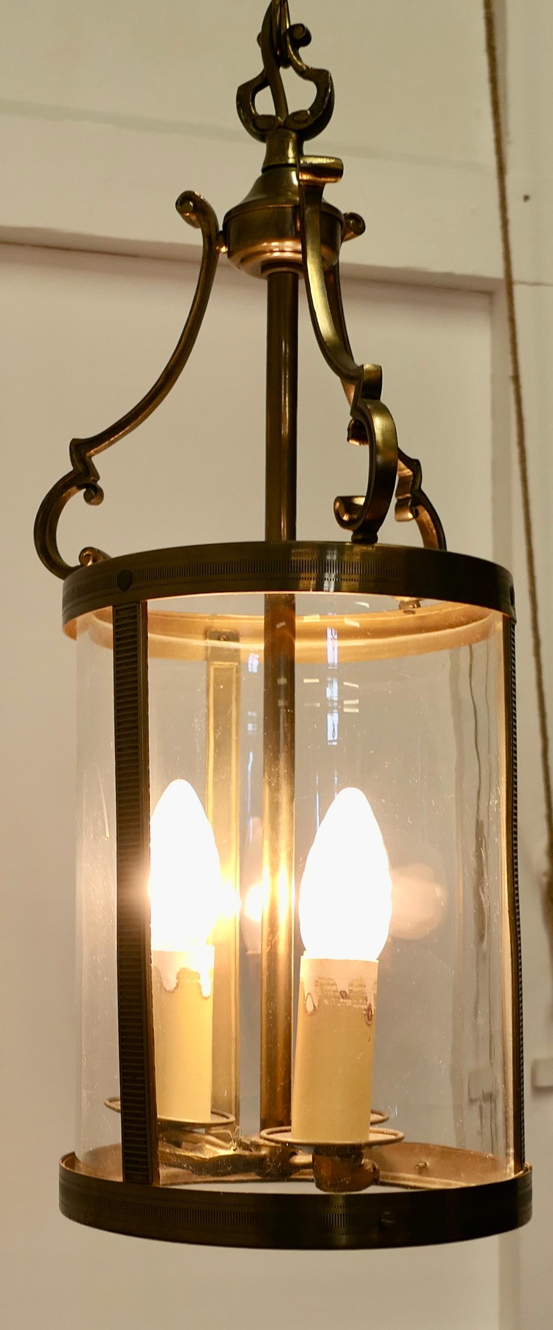Lanterne d'entrée Art Déco en laiton et verre  Une lanterne en laiton de superbe qualité Bon état - En vente à Chillerton, Isle of Wight