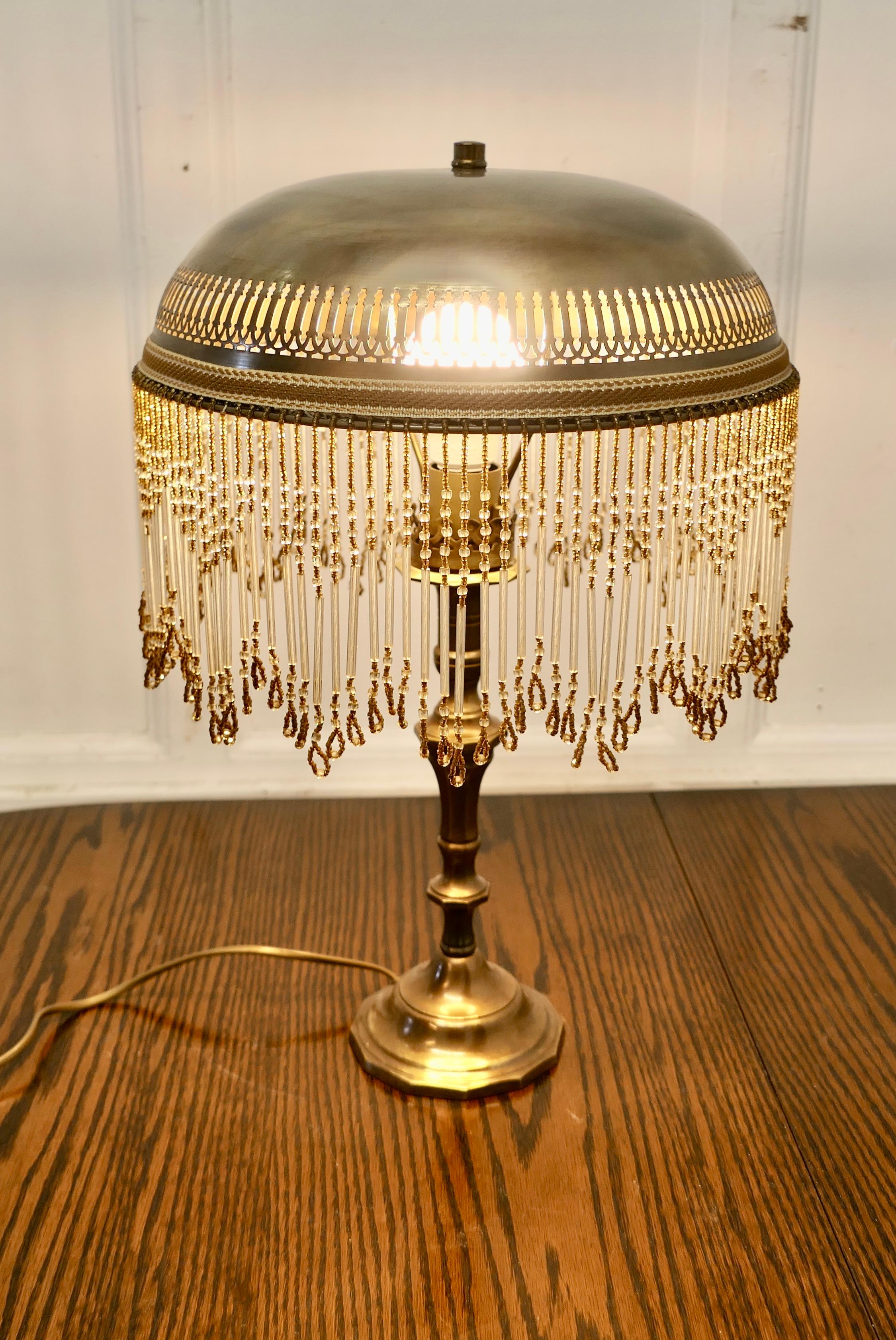 Art nouveau Lampe de lecture Art Déco en laiton avec abat-jour en forme de dôme en laiton perlé en vente