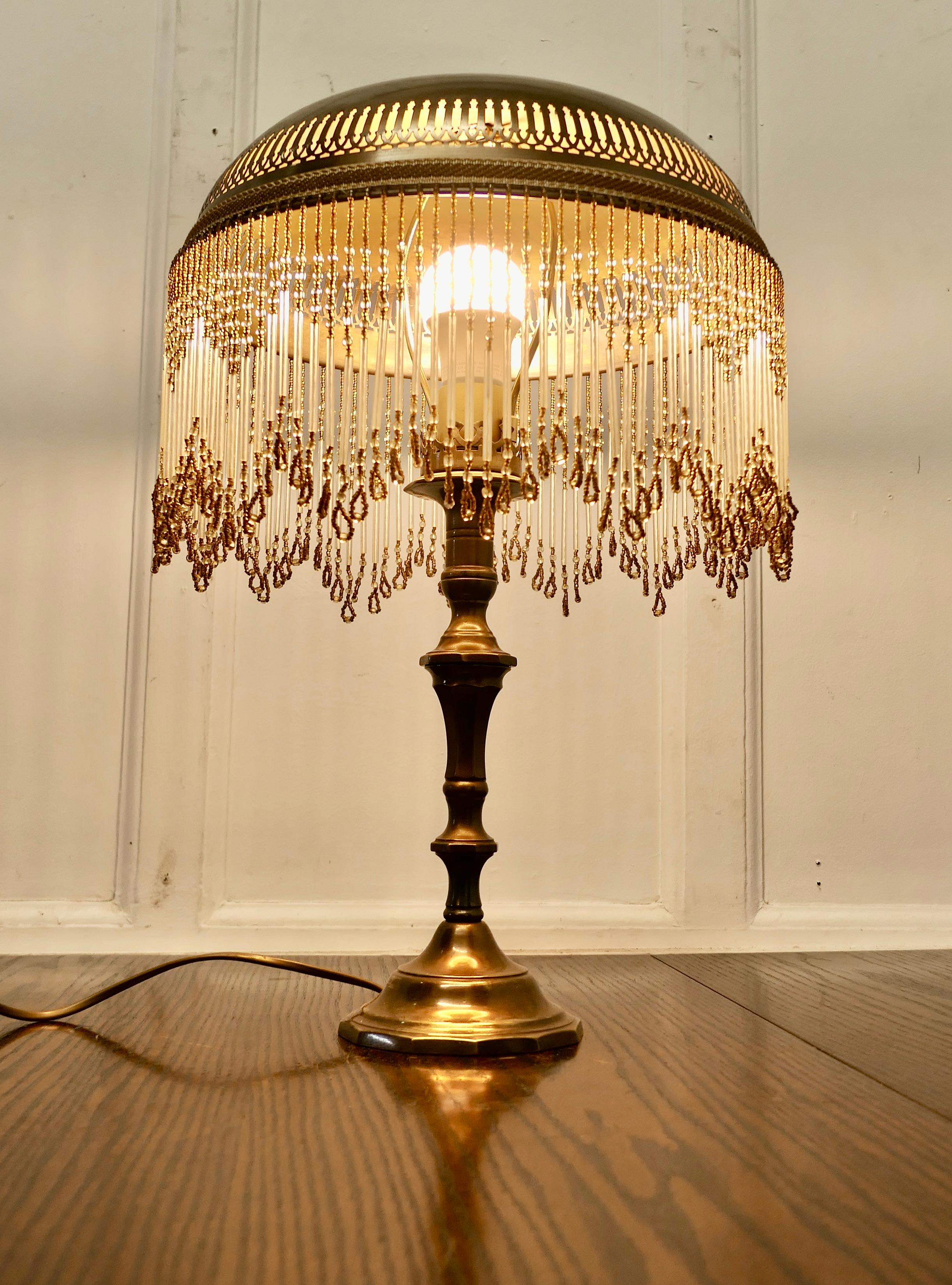 XIXe siècle Lampe de lecture Art Déco en laiton avec abat-jour en forme de dôme en laiton perlé en vente