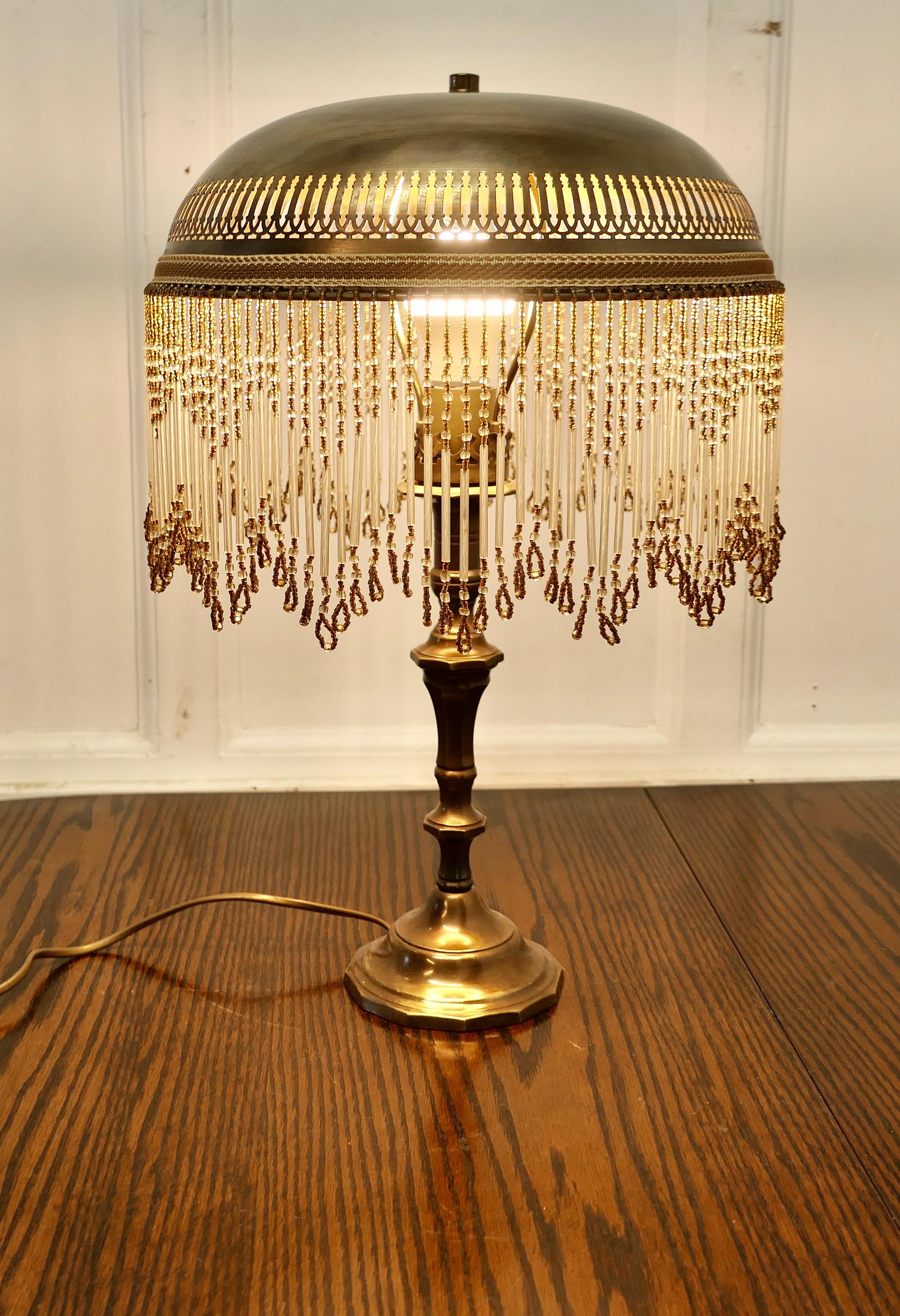 Laiton Lampe de lecture Art Déco en laiton avec abat-jour en forme de dôme en laiton perlé en vente