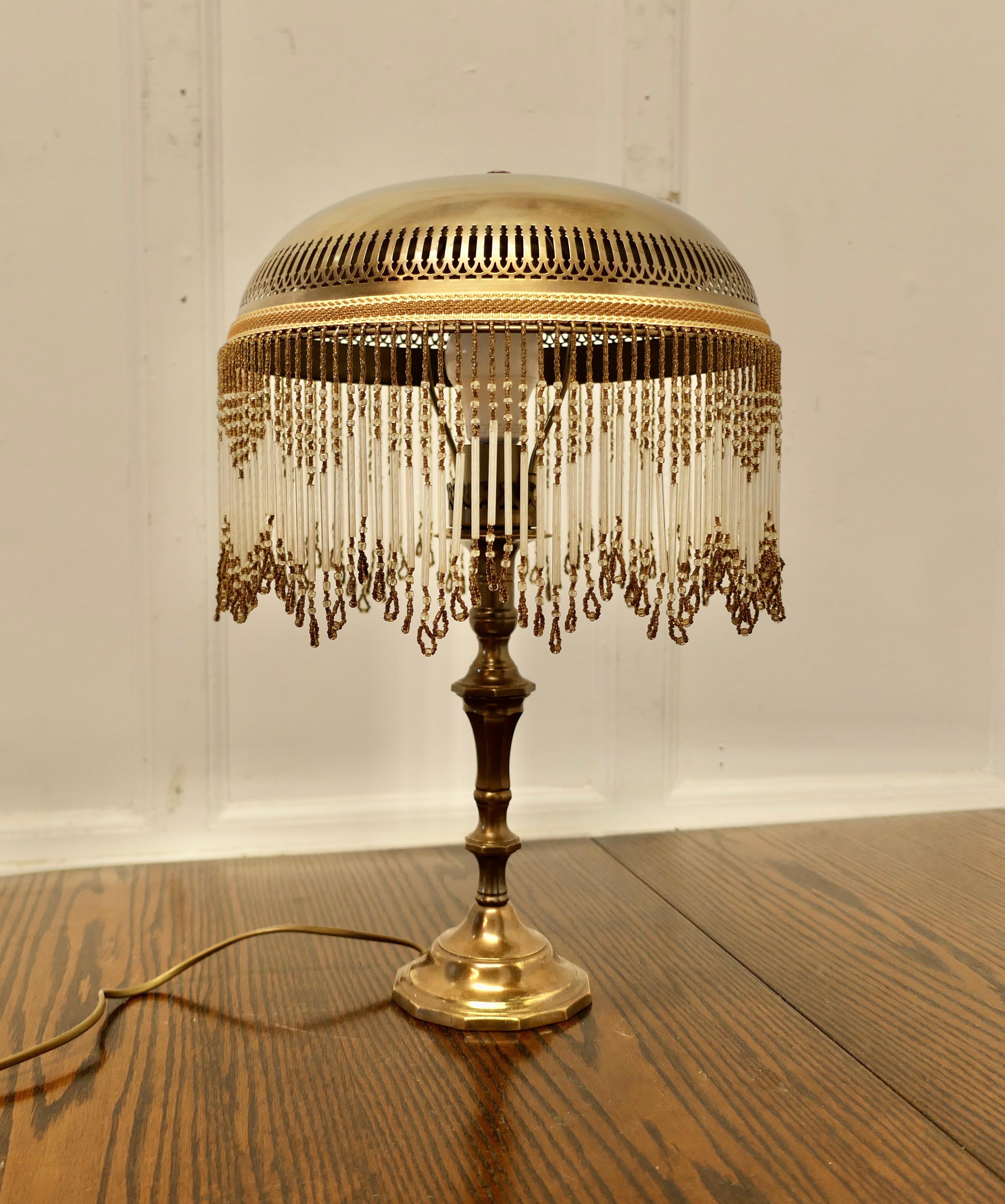 Lampe de lecture Art Déco en laiton avec abat-jour en forme de dôme en laiton perlé en vente 1