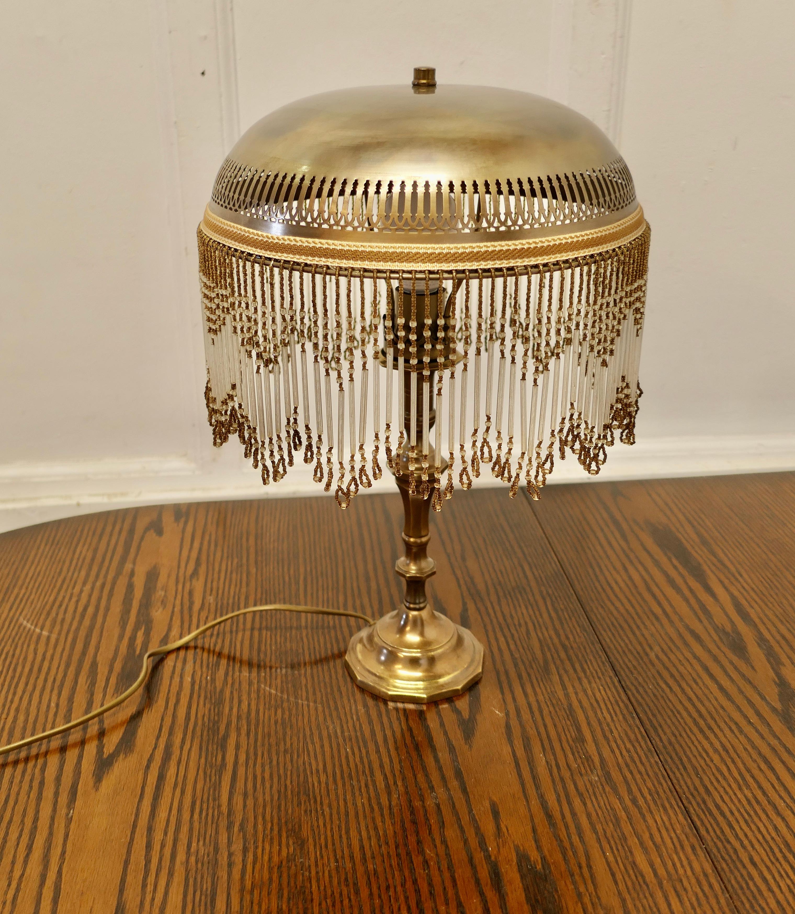 Lampe de lecture Art Déco en laiton avec abat-jour en forme de dôme en laiton perlé en vente 2