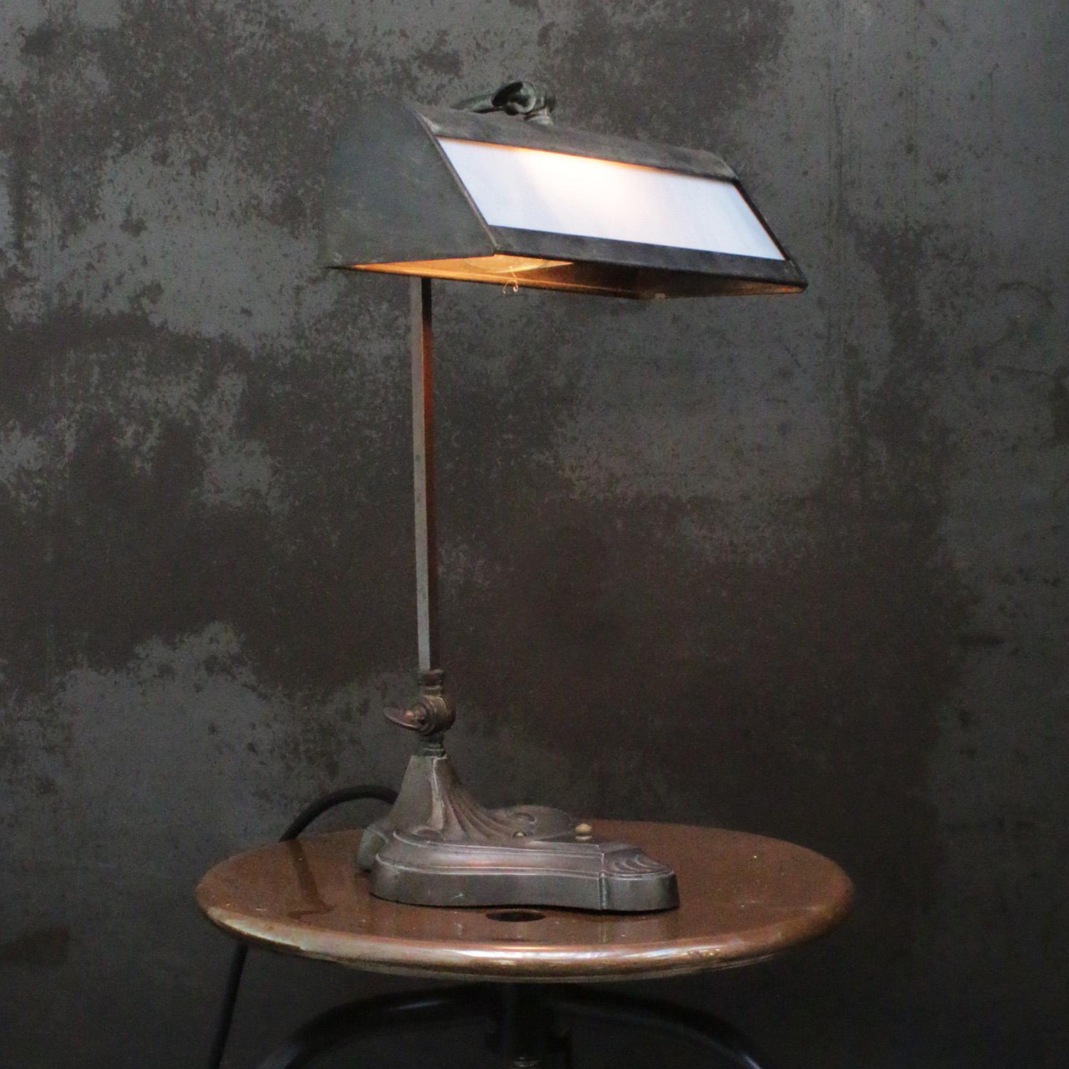 Lampe de bureau / lampe de banquier en laiton Art déco français
Verre opalin marbré

2,5 mètres de câble en coton noir, prise et interrupteur 

Disponible avec une prise UK / US

Le prix est fixé par article individuel. Toutes les lampes ont été