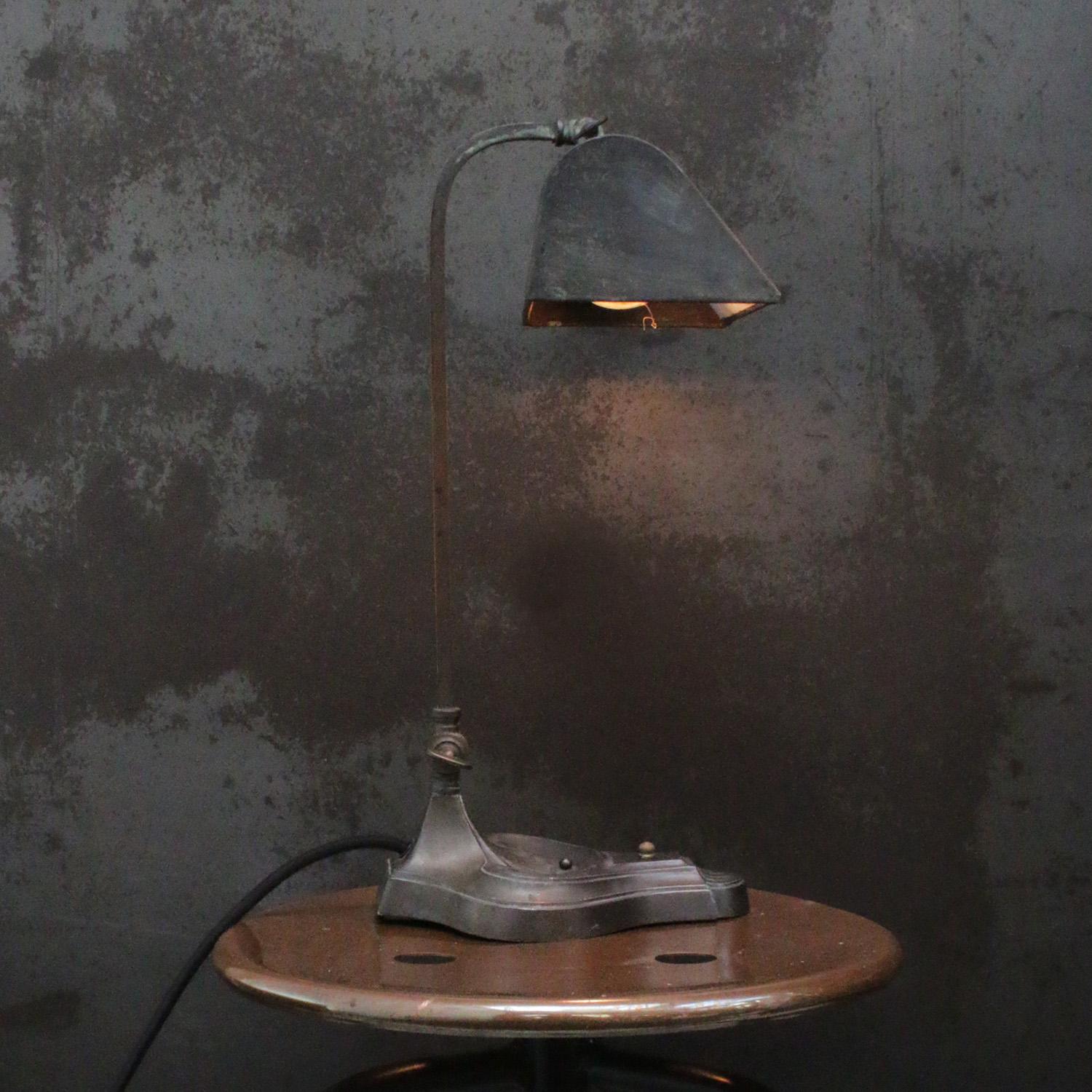 Français Lampe de bureau de table en laiton Art déco français Lampe de banquier en vente