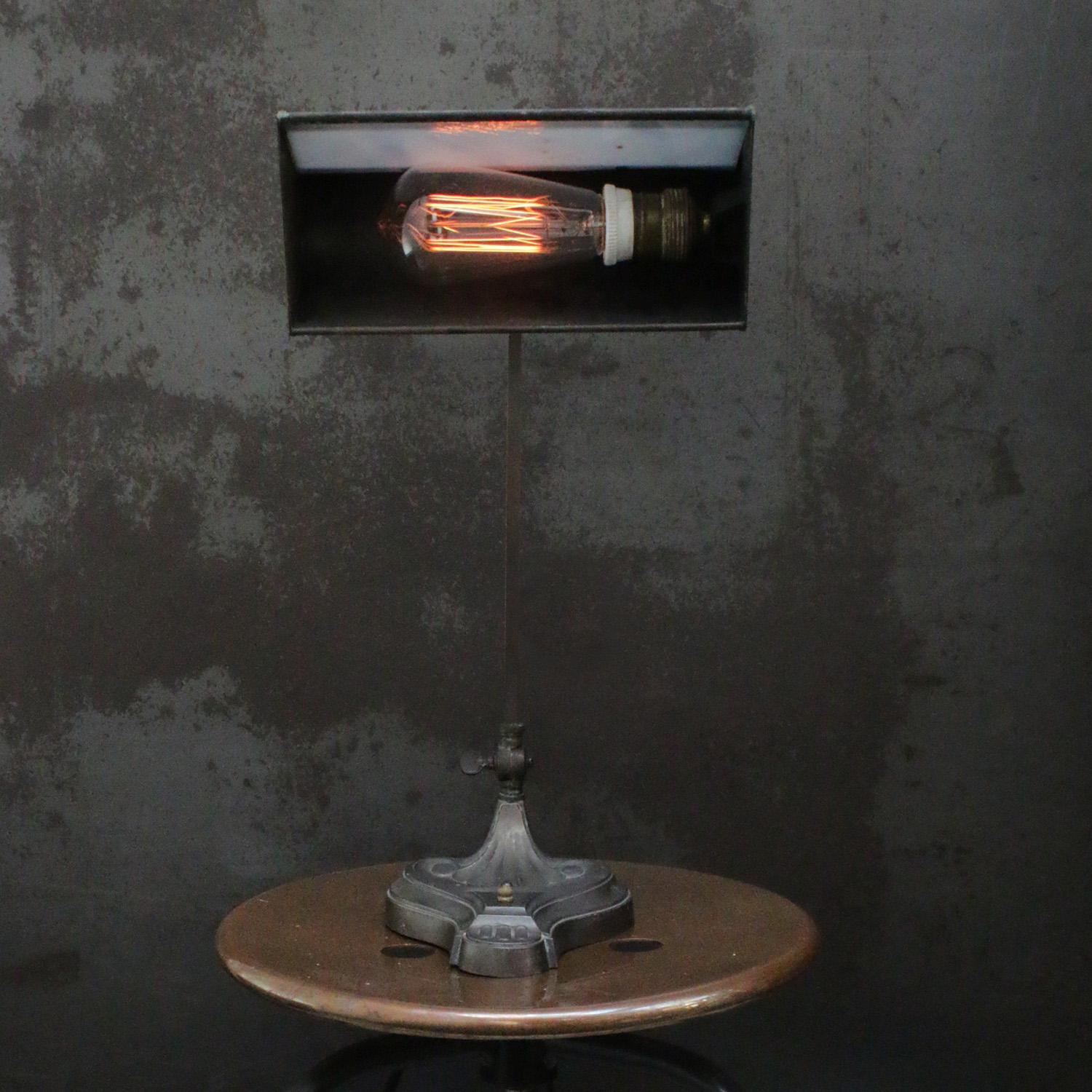 Début du 20ème siècle Lampe de bureau de table en laiton Art déco français Lampe de banquier en vente