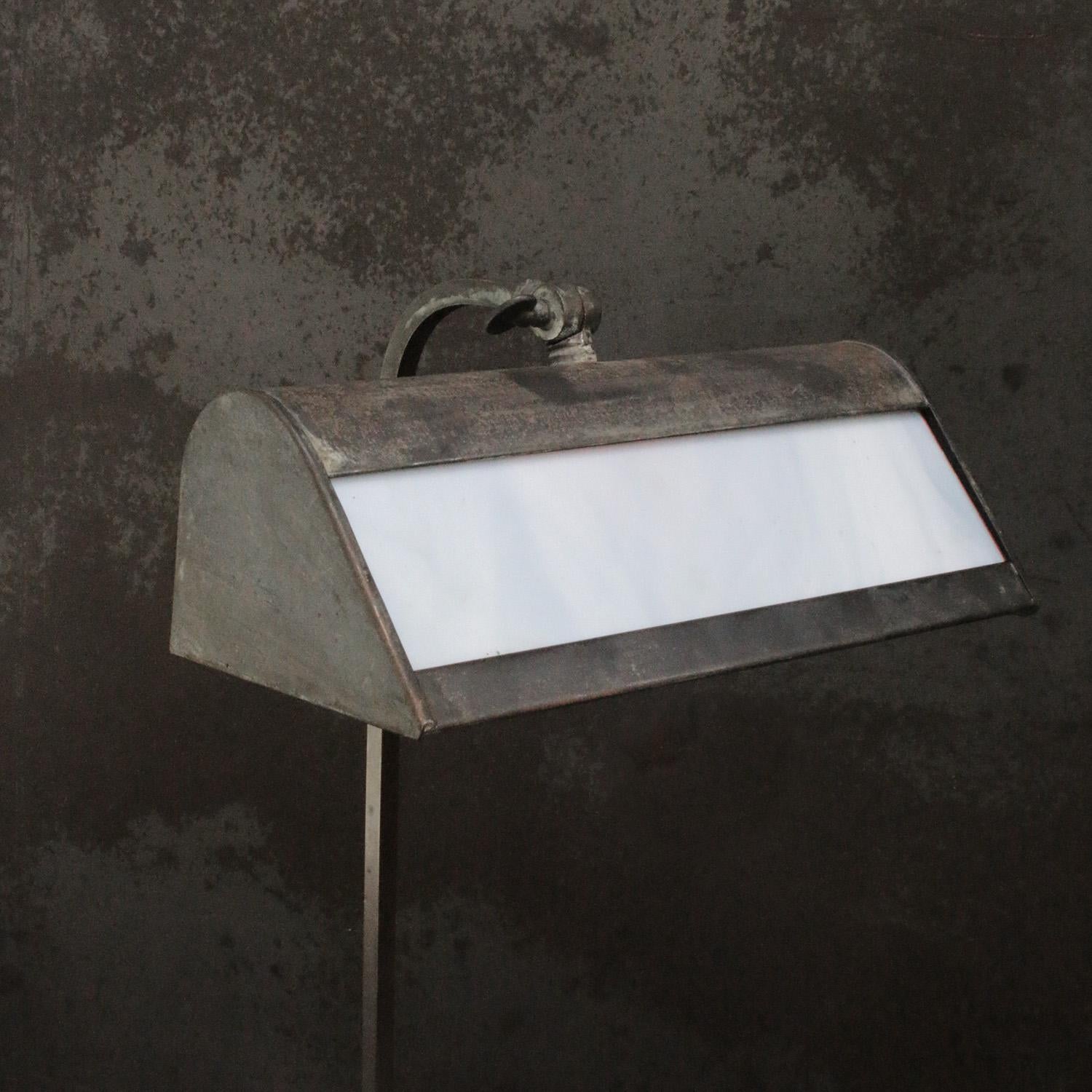 Laiton Lampe de bureau de table en laiton Art déco français Lampe de banquier en vente