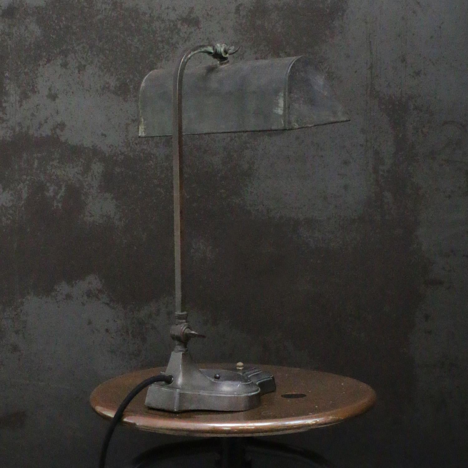 Ferro Lampada Banker da tavolo in ottone Art Deco francese in vendita