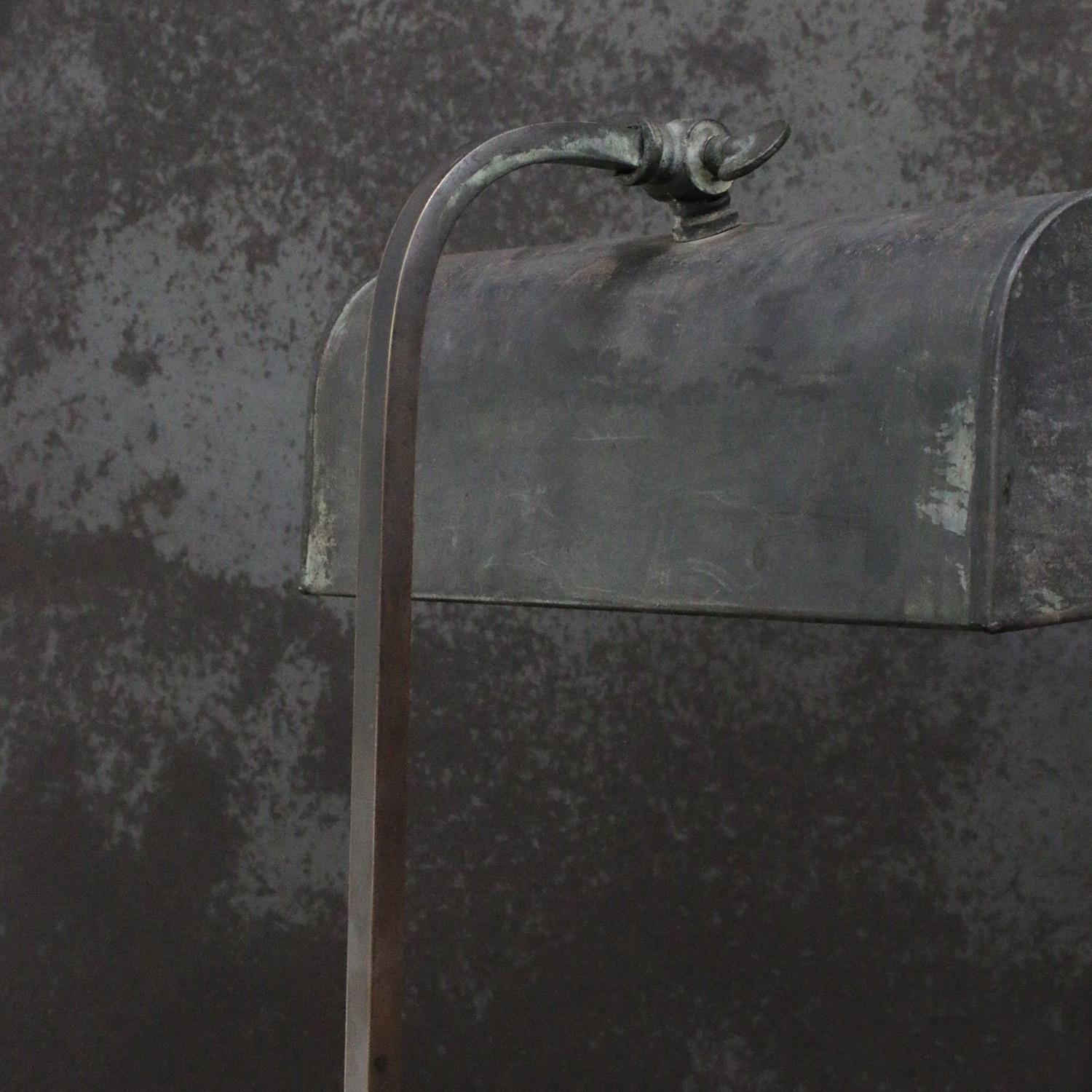 Lampe de bureau de table en laiton Art déco français Lampe de banquier en vente 2