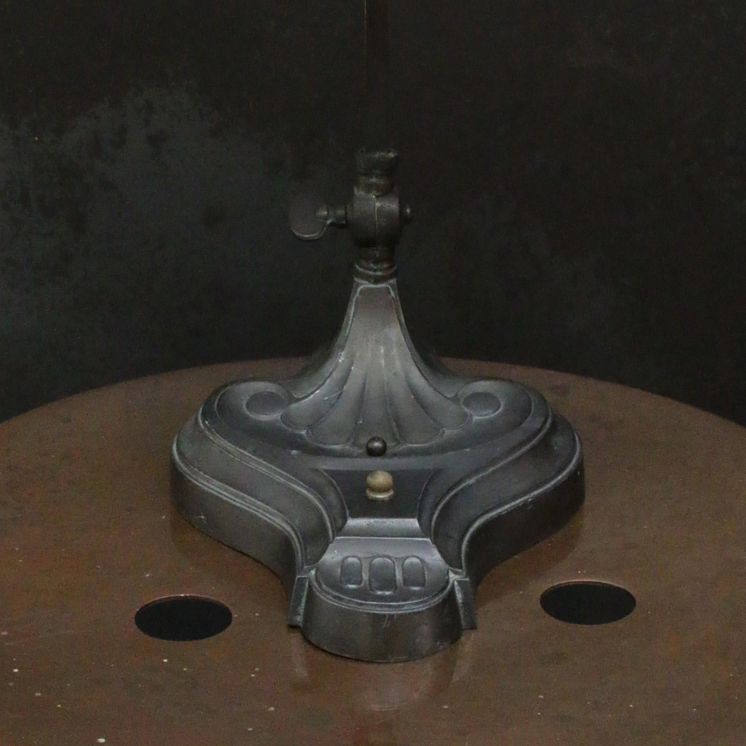 Lampe de bureau de table en laiton Art déco français Lampe de banquier en vente 3