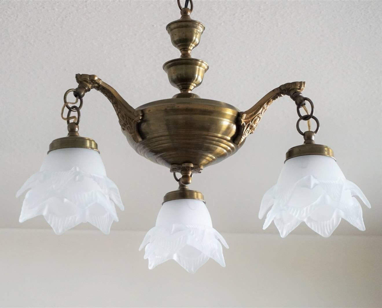 French Art Deco Brass Three-Light Chandelier with Frosted Glass Tulips In Good Condition In Frankfurt am Main, DE