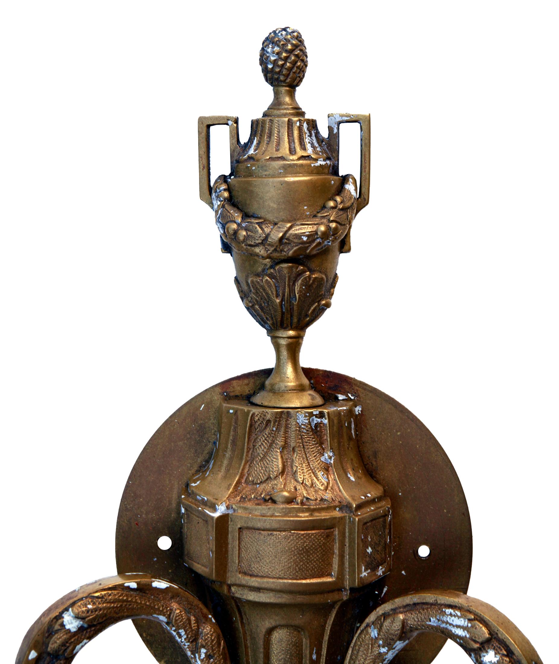 Realizzata in ottone massiccio, questa applique francese in stile art déco mette in mostra il suo stile. La simmetria della firma e la silhouette elegante hanno un fascino senza tempo, perfetto per un collezionista o un appassionato di