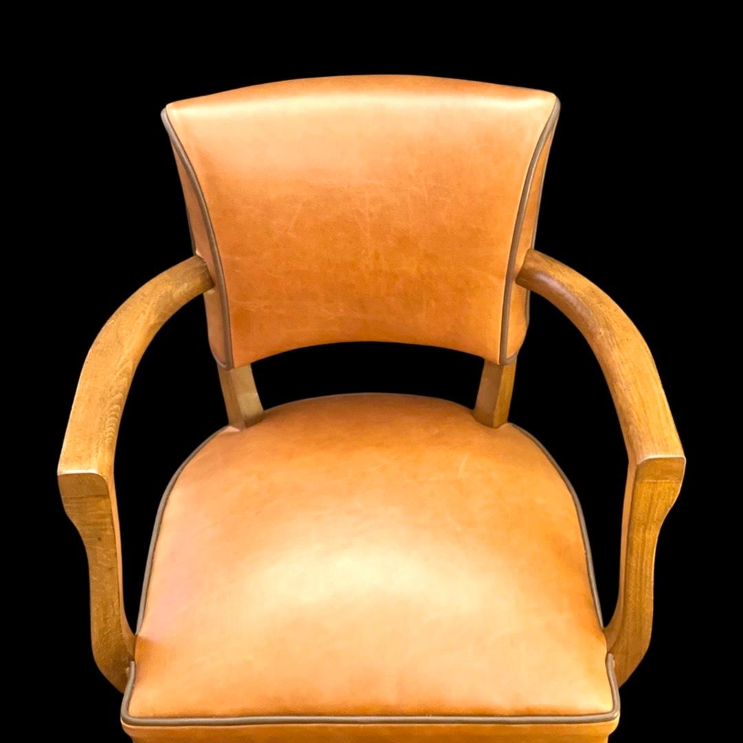 
Voici un superbe ensemble de fauteuils bridge Art déco français des années 1920, délicieusement ornés d'une sellerie en cuir fauve et d'un passepoil marron foncé du plus bel effet. Ces chaises présentent un design intemporel qui allie sans effort