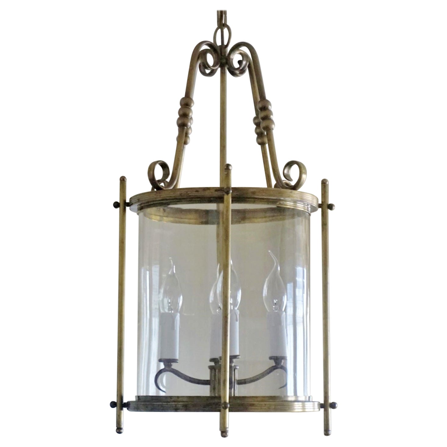 Lanterne cylindrique Art Déco en bronze et verre transparent avec un candélabre central à quatre lumières, France, 1930-1939. Cette lanterne est en très bon état, aucun dommage, recâblée.
Quatre douilles pour ampoules de bougie E-14.
Mesures