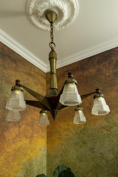Sechsflammiger Kronleuchter im französischen Art-Déco-Stil aus Bronze und mattweißem Glas, 1920