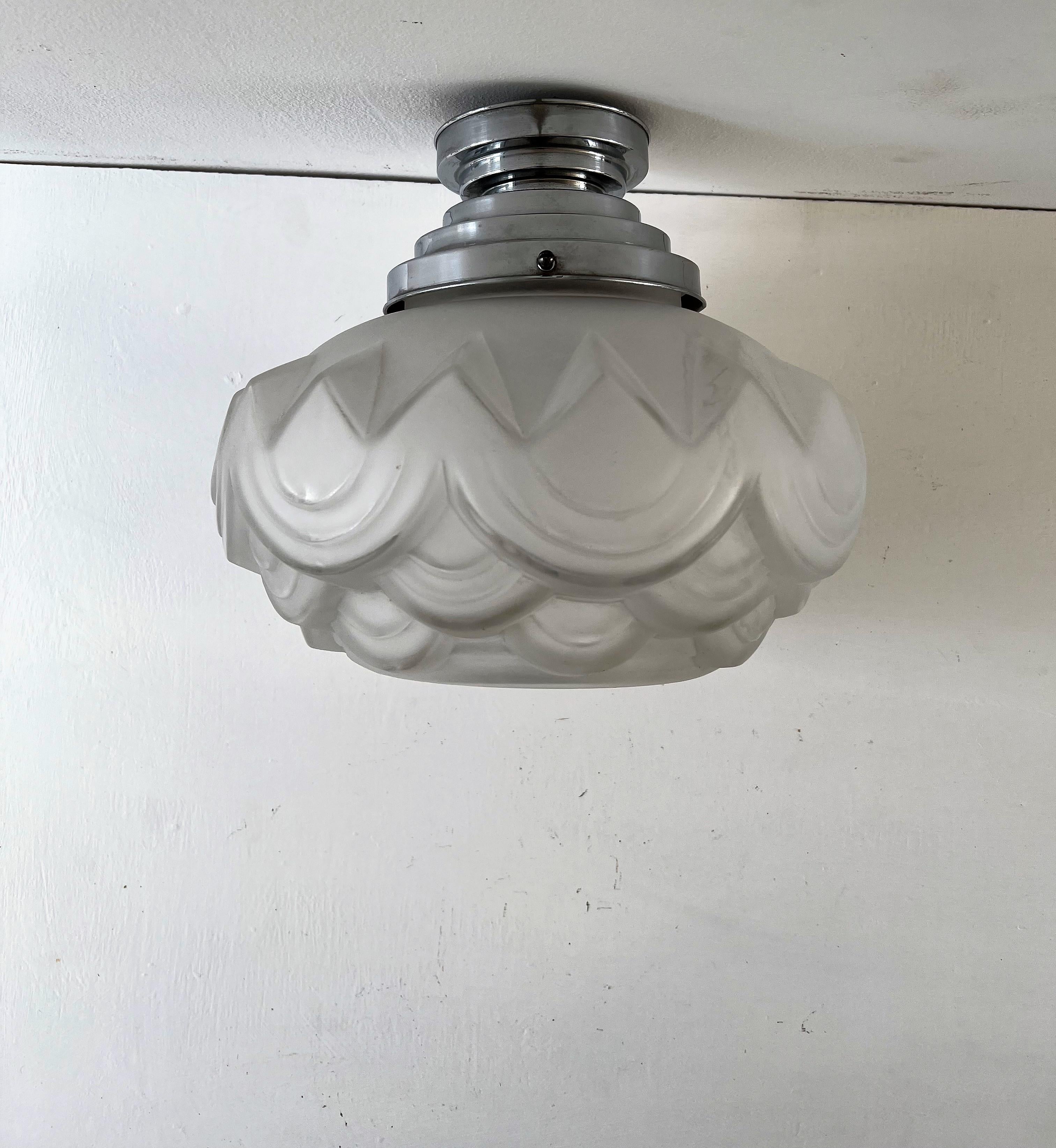 Art nouveau Lampe à suspension Art déco française en laiton nickelé et verre, datant d'environ 1920 en vente