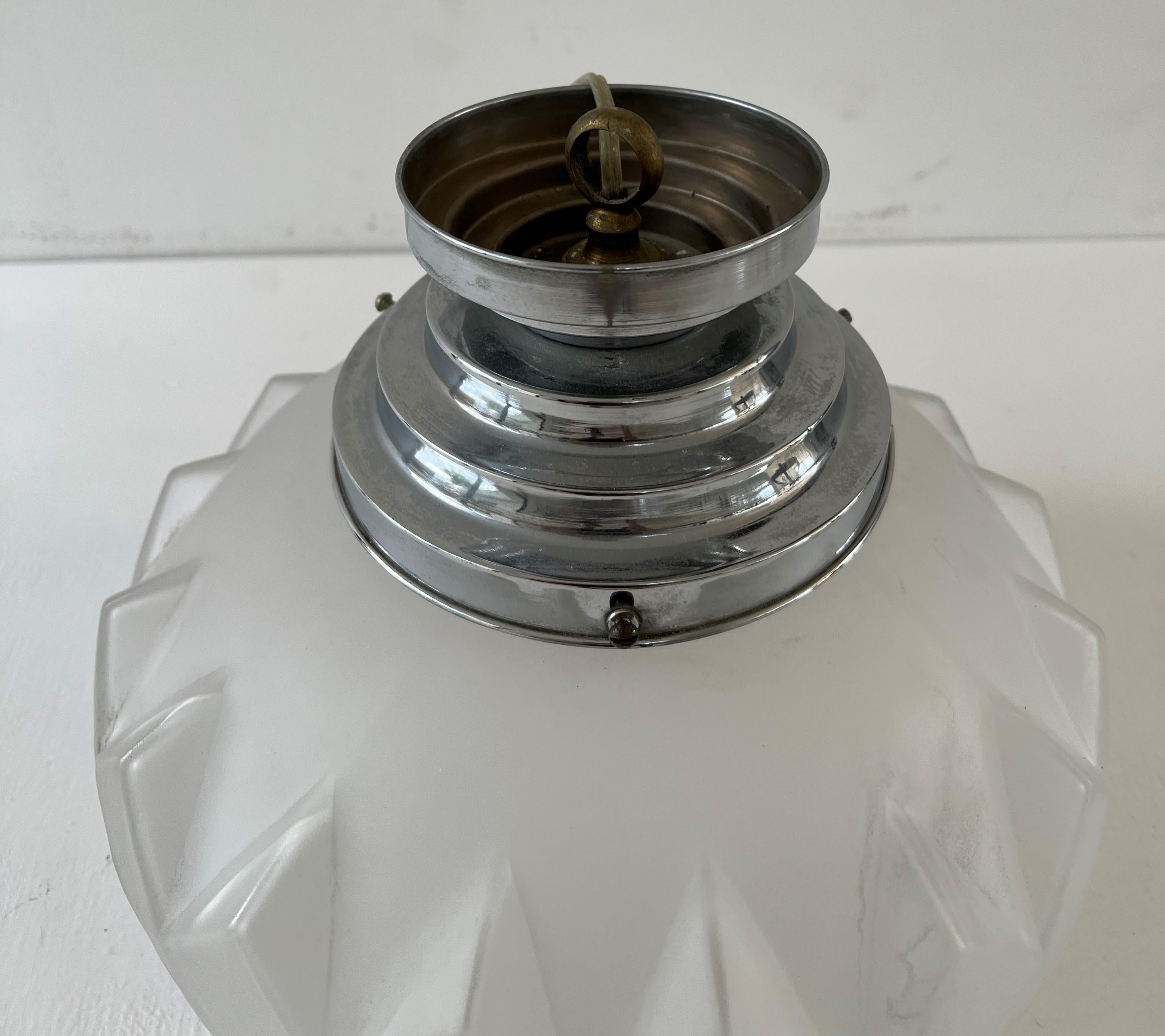 Lampe à suspension Art déco française en laiton nickelé et verre, datant d'environ 1920 en vente 1