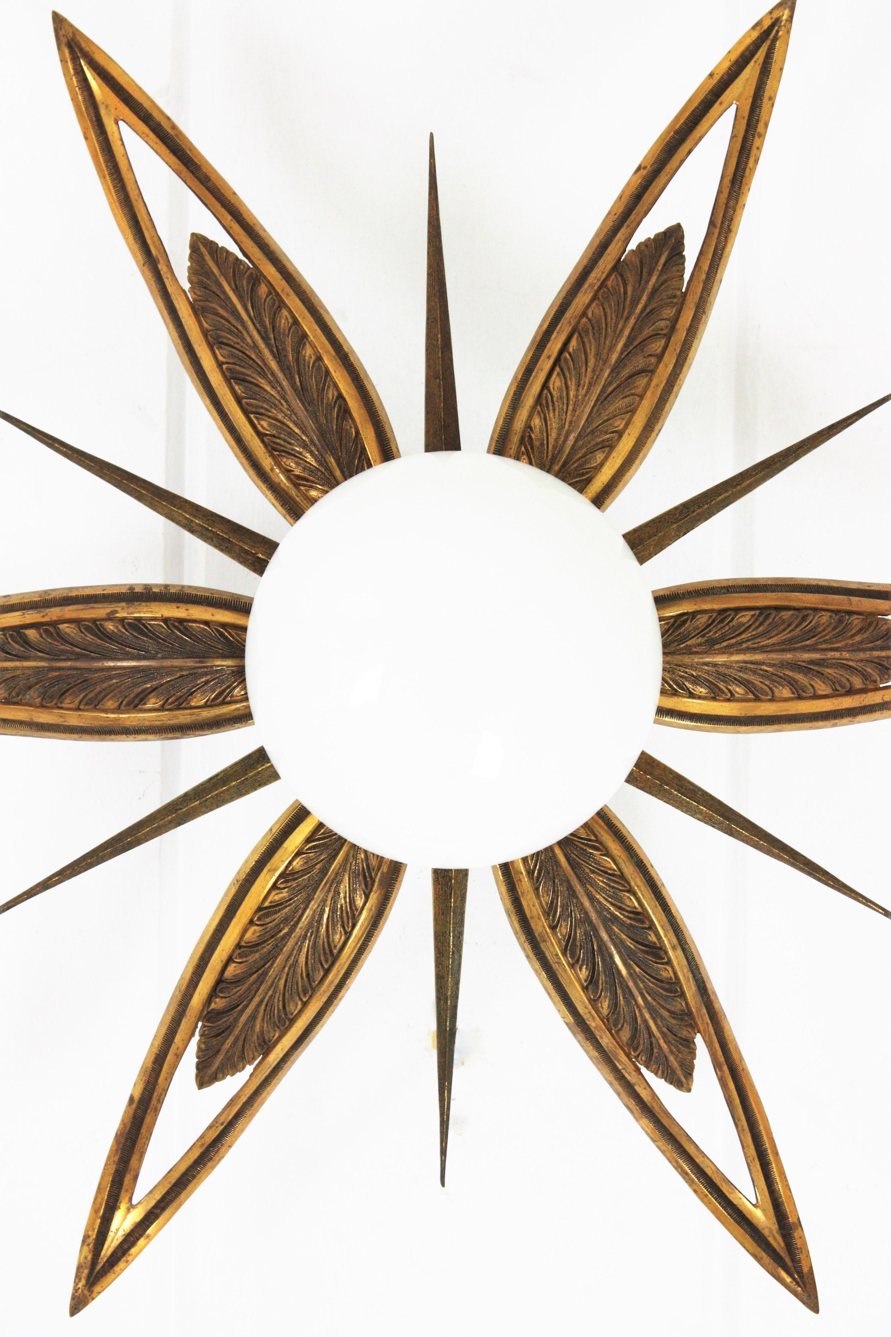 Französische Einbaubeleuchtung aus Bronze und Milchglas mit Sonnenschliff im Art déco-Stil  im Angebot 7