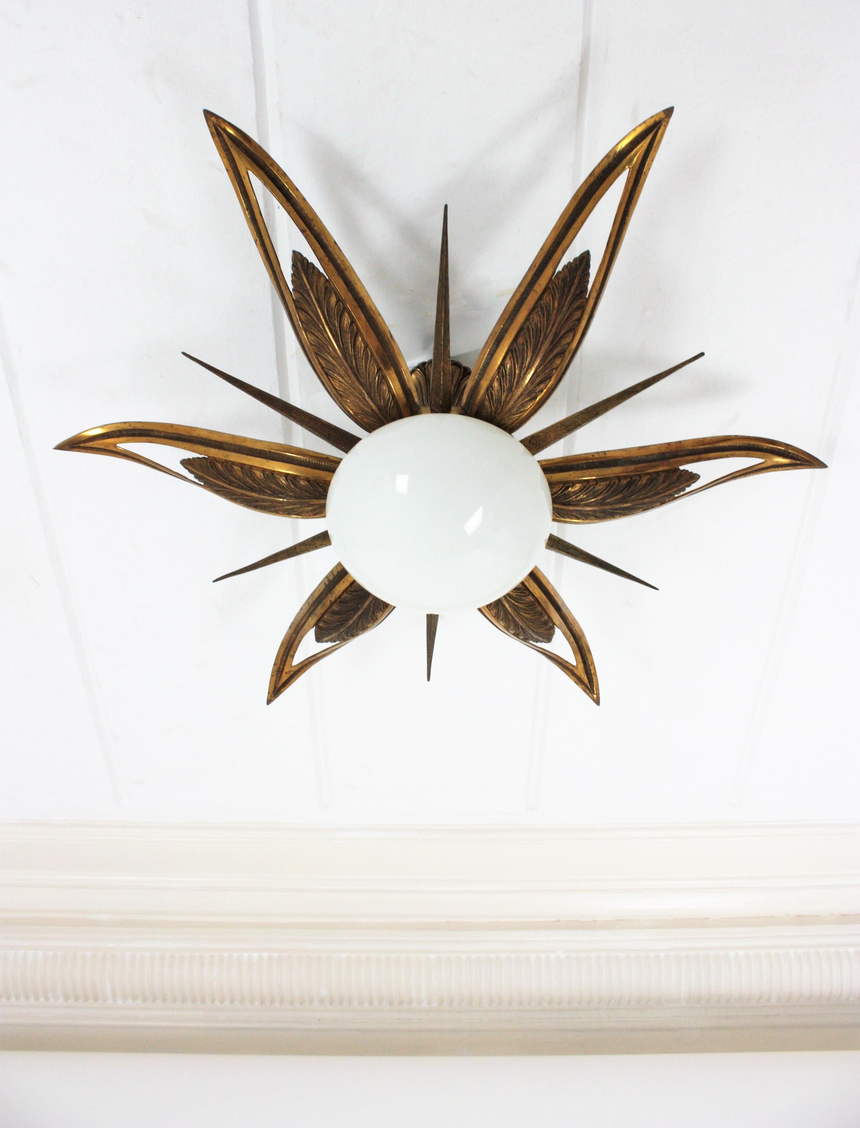 Französische Einbaubeleuchtung aus Bronze und Milchglas mit Sonnenschliff im Art déco-Stil  (Graviert) im Angebot