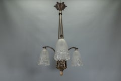 Araña francesa Art Decó de tres luces de bronce y cristal esmerilado blanco, ca. 1920