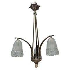 Araña francesa Art Decó de tres luces de bronce y cristal esmerilado blanco, ca. 1920