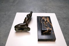 Baigneur en bronze Art déco français par Maurice Font sur base en marbre Portor, circa 1925