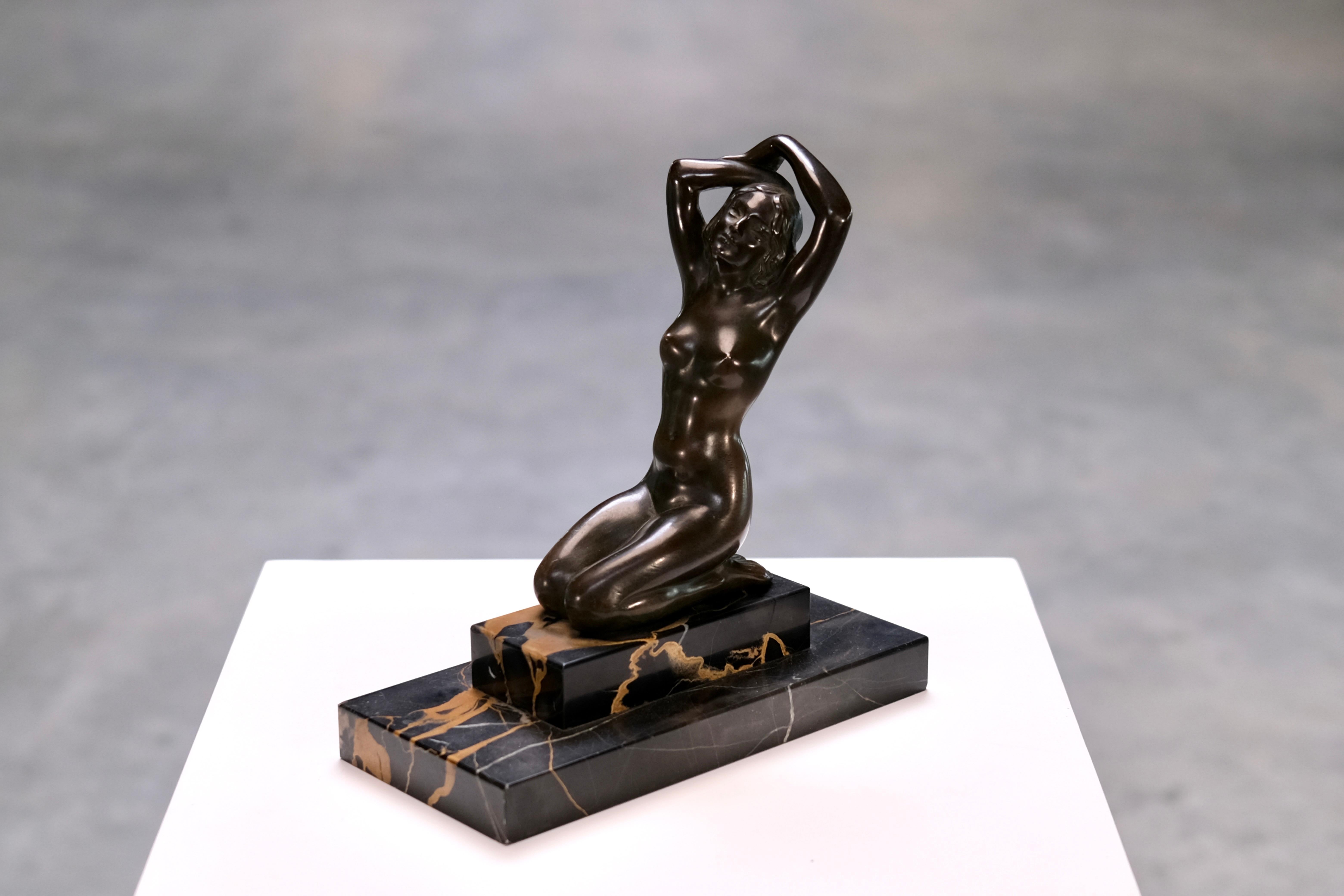 Patinato Bagnante francese Art Déco in bronzo di Maurice Font su base in marmo Portor, circa 1925