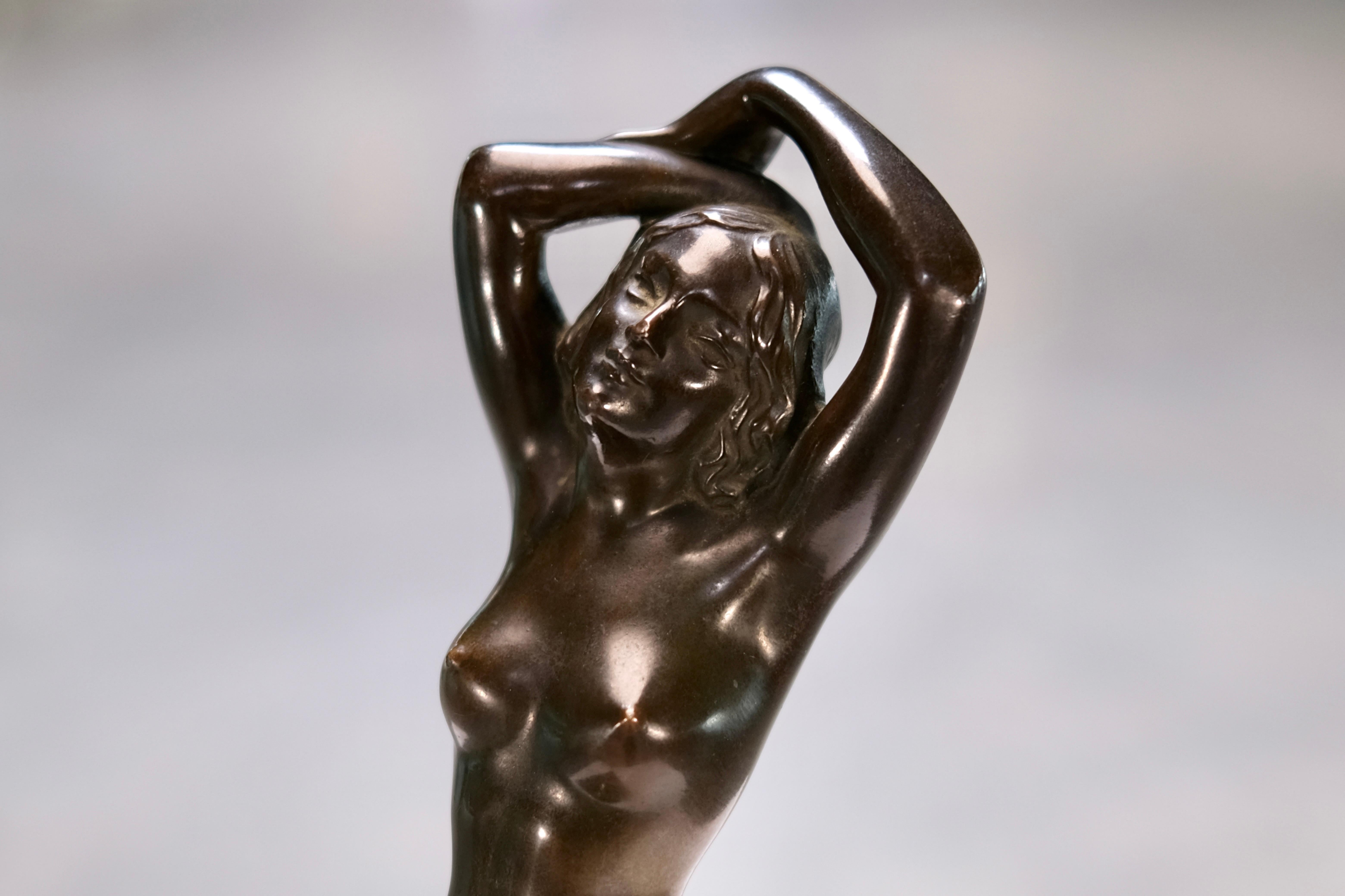 Bagnante francese Art Déco in bronzo di Maurice Font su base in marmo Portor, circa 1925 In condizioni buone a Ulm, DE