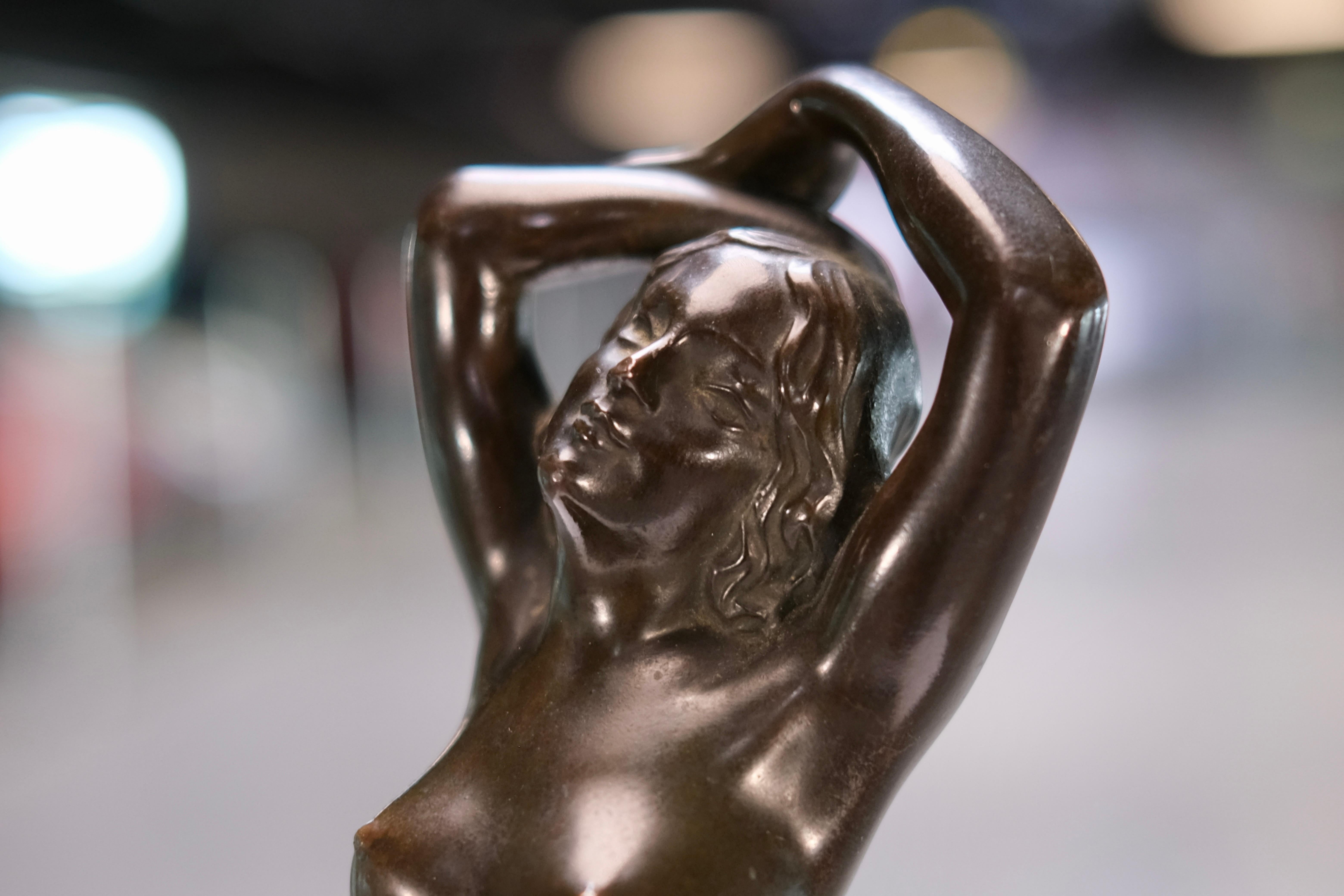 XX secolo Bagnante francese Art Déco in bronzo di Maurice Font su base in marmo Portor, circa 1925